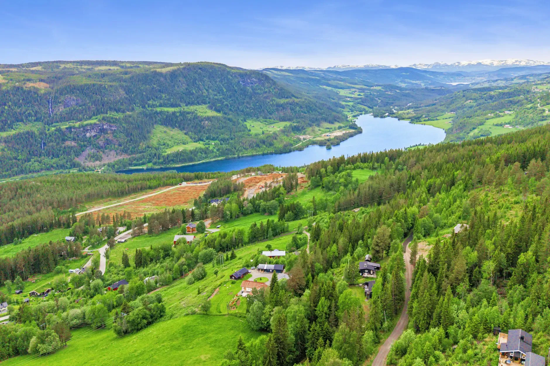 1960s Country House with Garden and Terrace in Scenic Valdres, Norway - Image 3