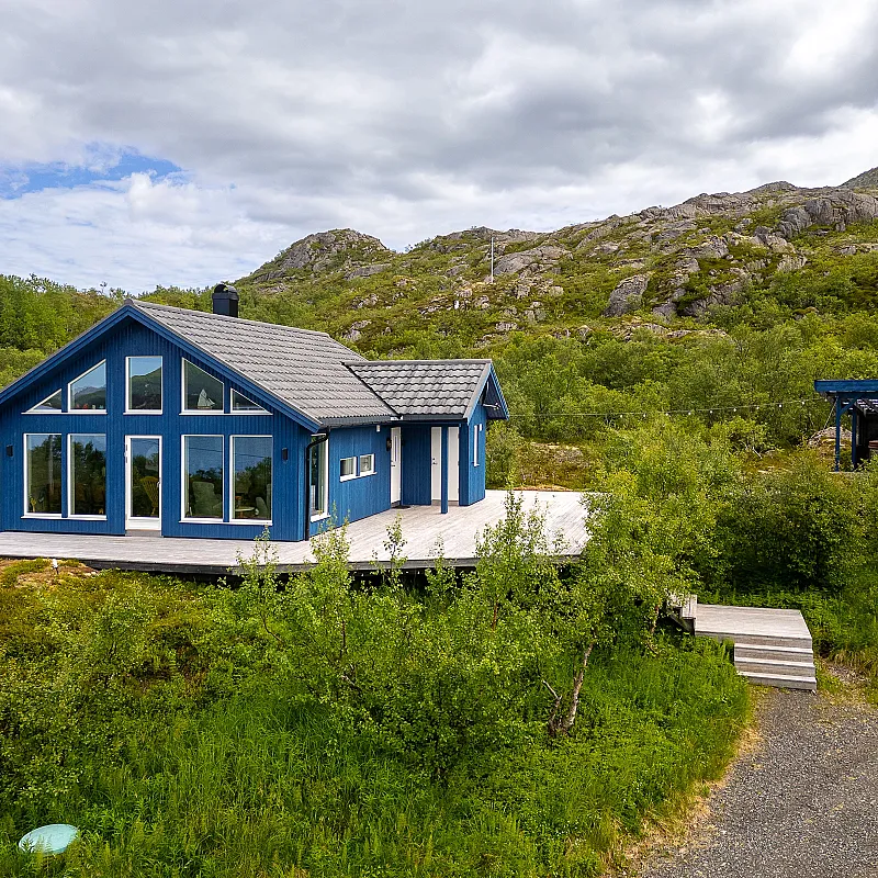 Modern 2-Bedroom Cabin with Expansive Terrace in Scenic Eidsfjorden, Norway