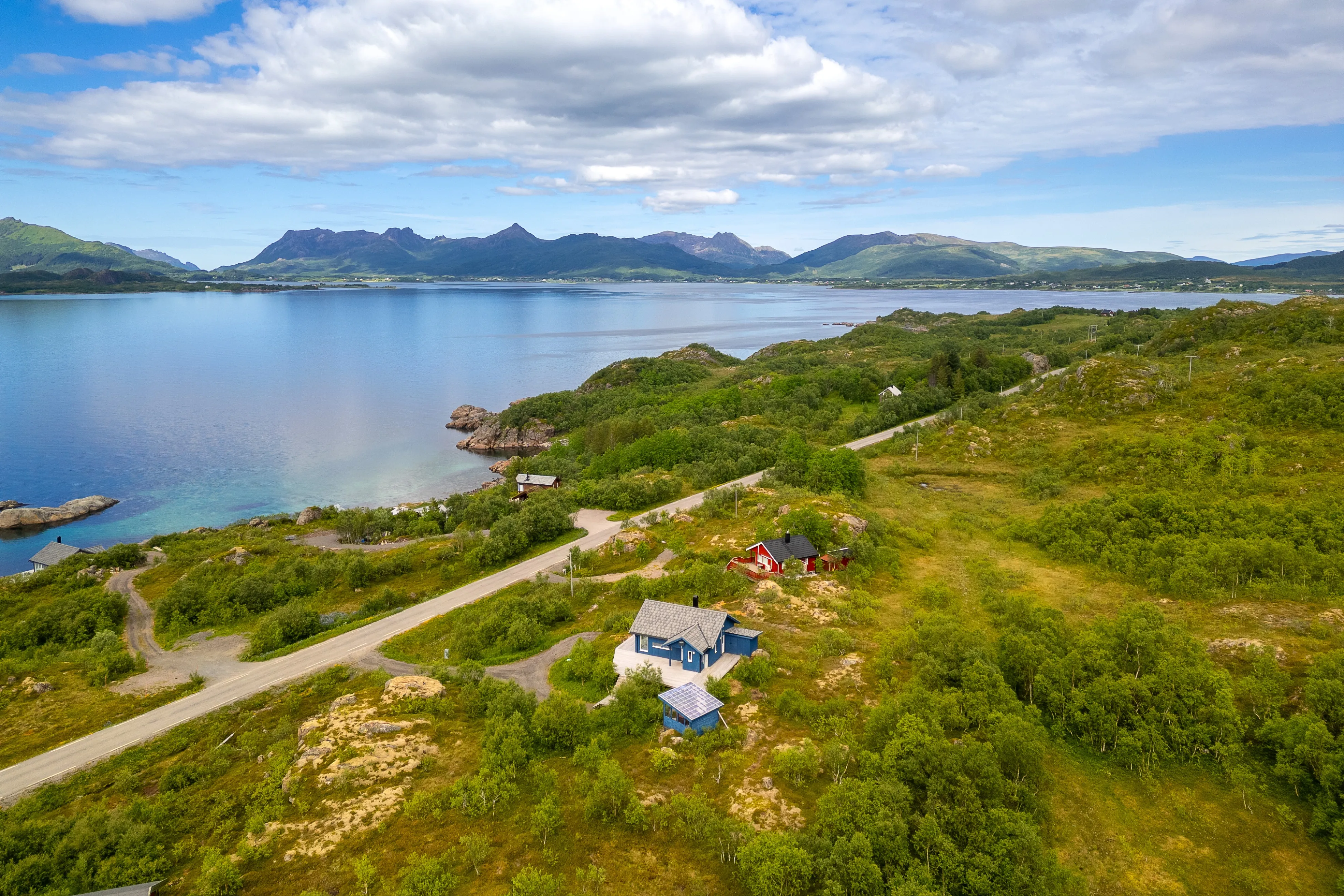 Modern 2-Bedroom Cabin with Expansive Terrace in Scenic Eidsfjorden, Norway - Image 2