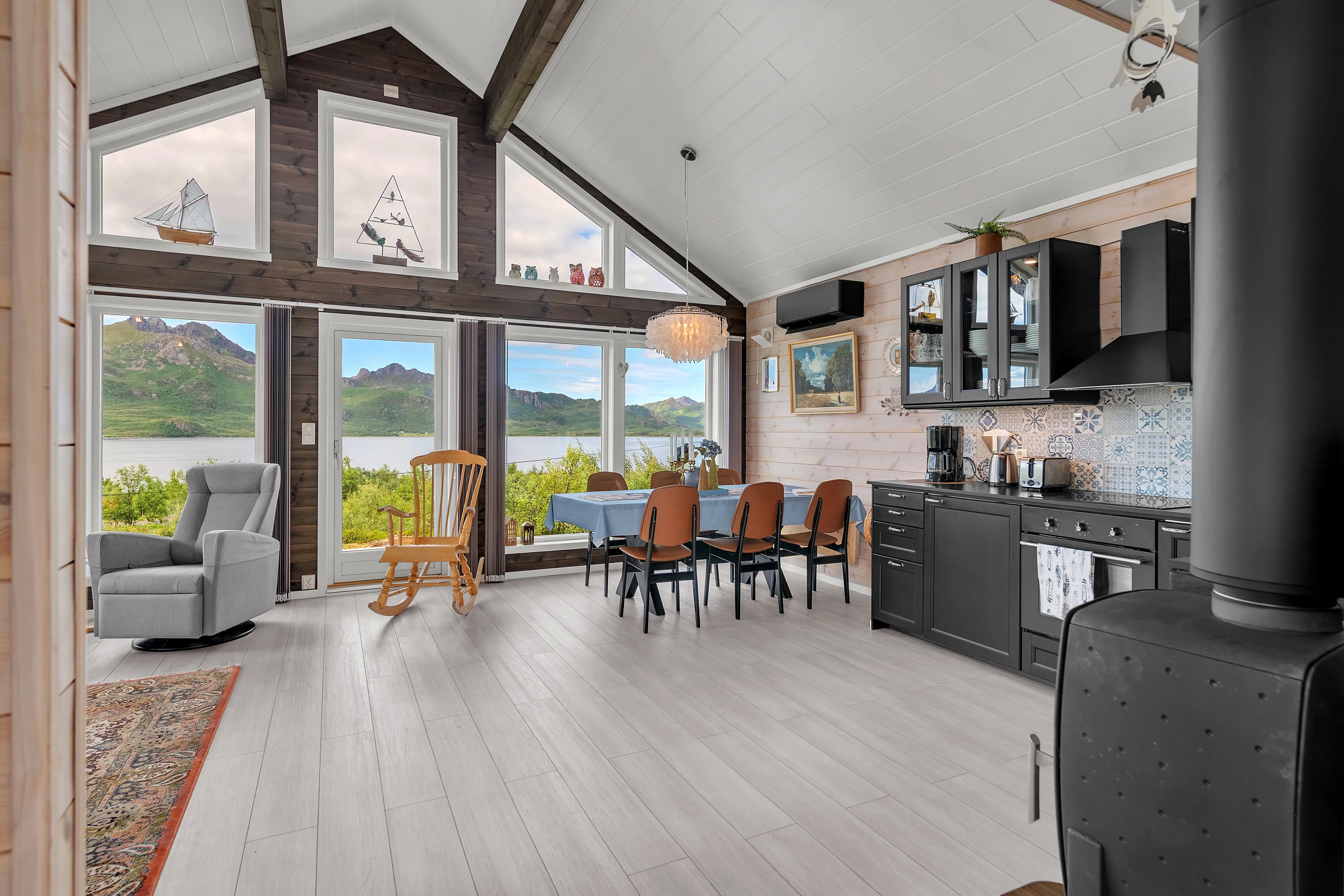 Modern 2-Bedroom Cabin with Expansive Terrace in Scenic Eidsfjorden, Norway - Image 3