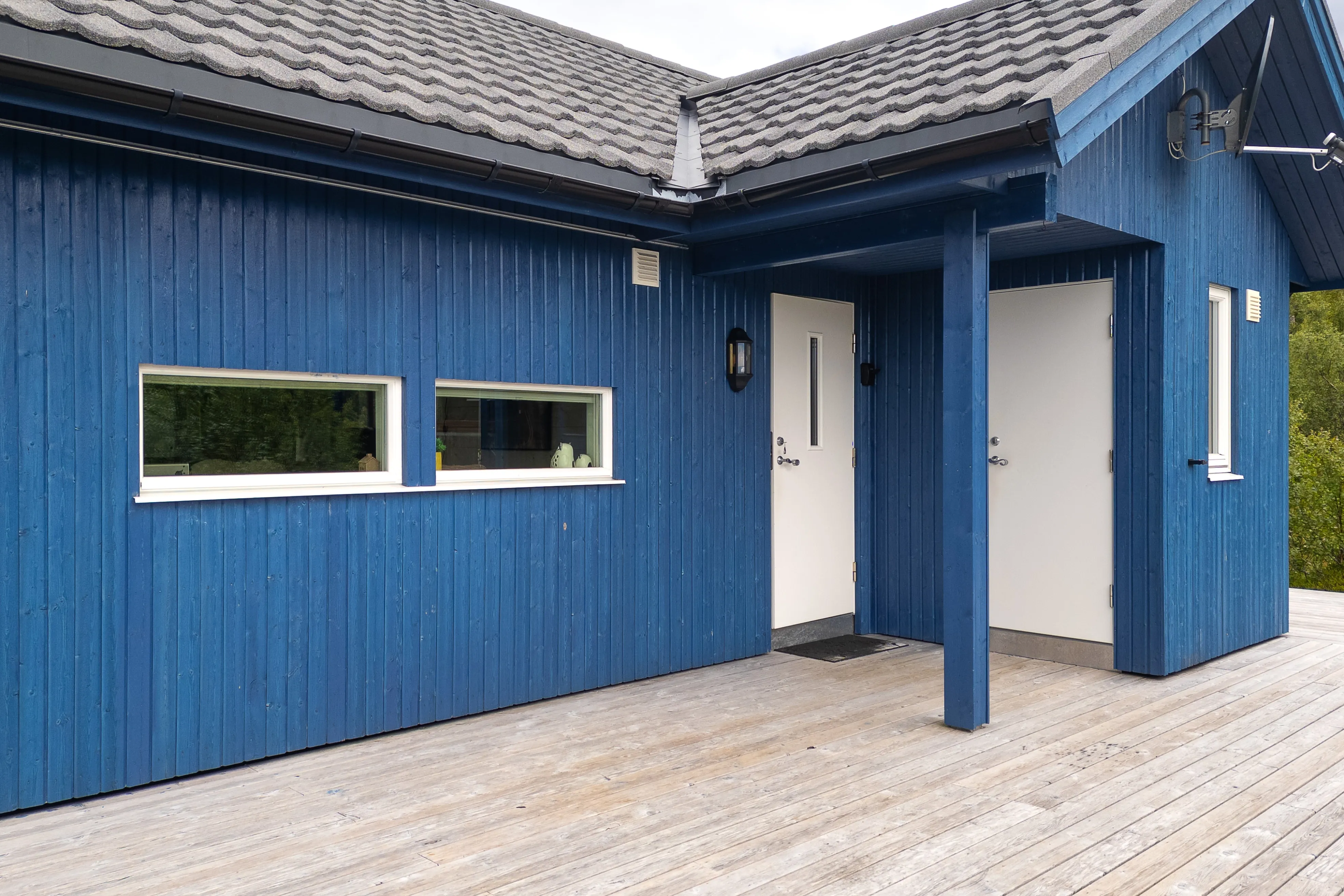 Modern 2-Bedroom Cabin with Expansive Terrace in Scenic Eidsfjorden, Norway - Image 4
