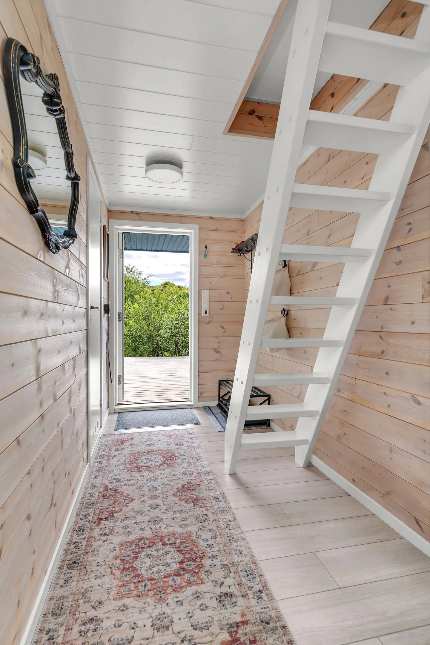 Modern 2-Bedroom Cabin with Expansive Terrace in Scenic Eidsfjorden, Norway - Image 5