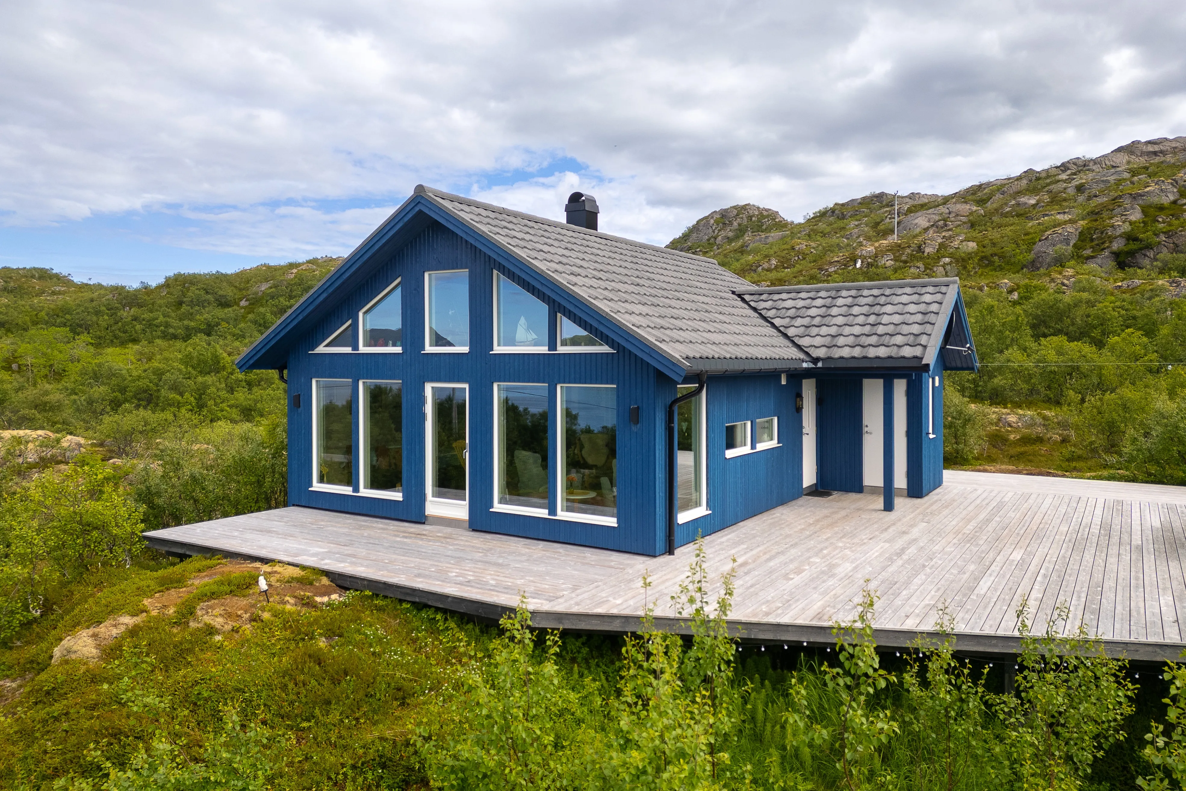 Modern 2-Bedroom Cabin with Expansive Terrace in Scenic Eidsfjorden, Norway - View image 17 of 35