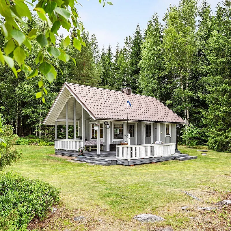 1990s Furnished Lakeside Sauna Cabin with Private Beach in Anttola
