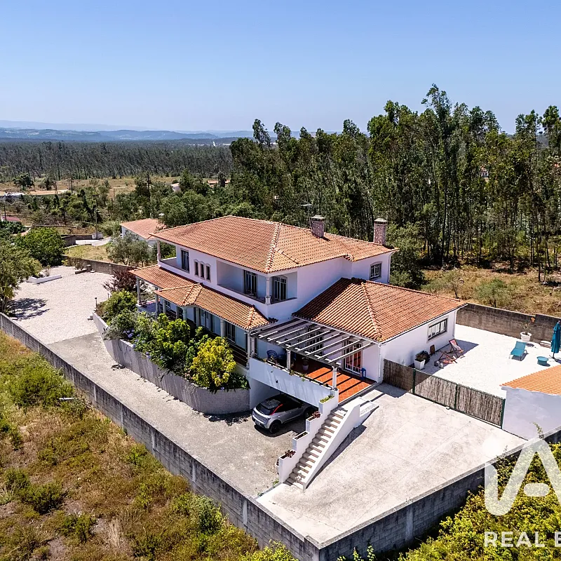 Contemporary 4-Bedroom House with Gym and Gardens in Pataias, Portugal