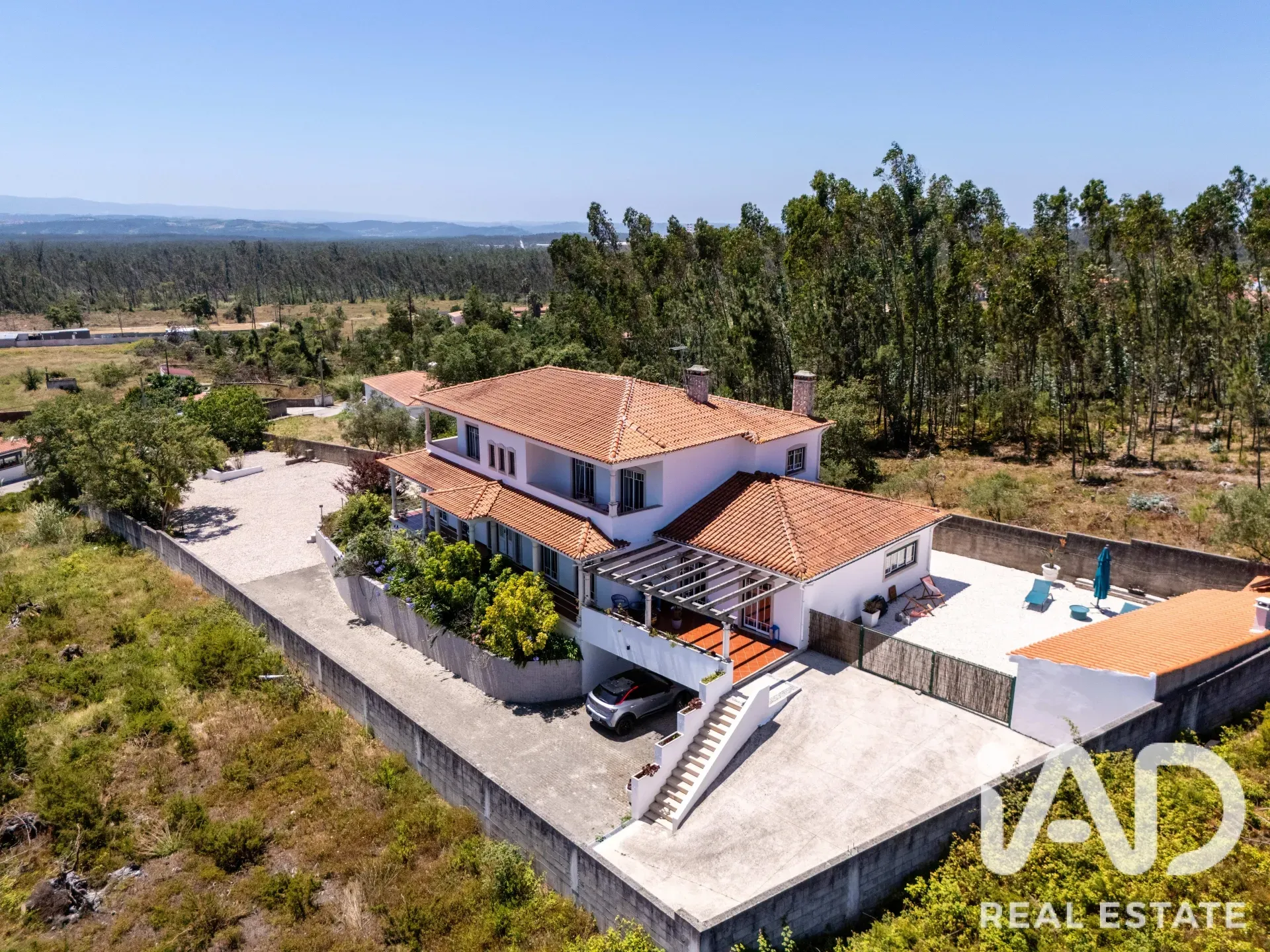 Contemporary 4-Bedroom House with Gym and Gardens in Pataias, Portugal - Image 1