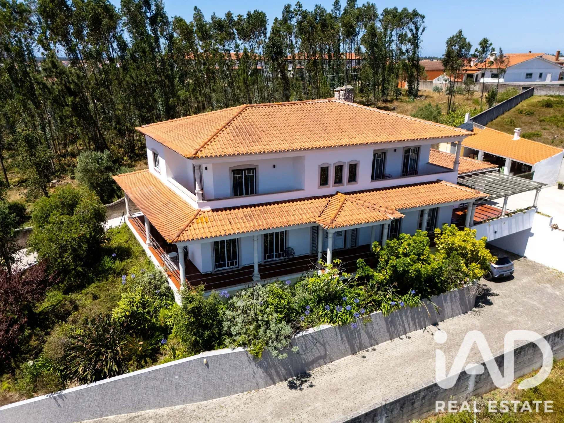 Contemporary 4-Bedroom House with Gym and Gardens in Pataias, Portugal - Image 2