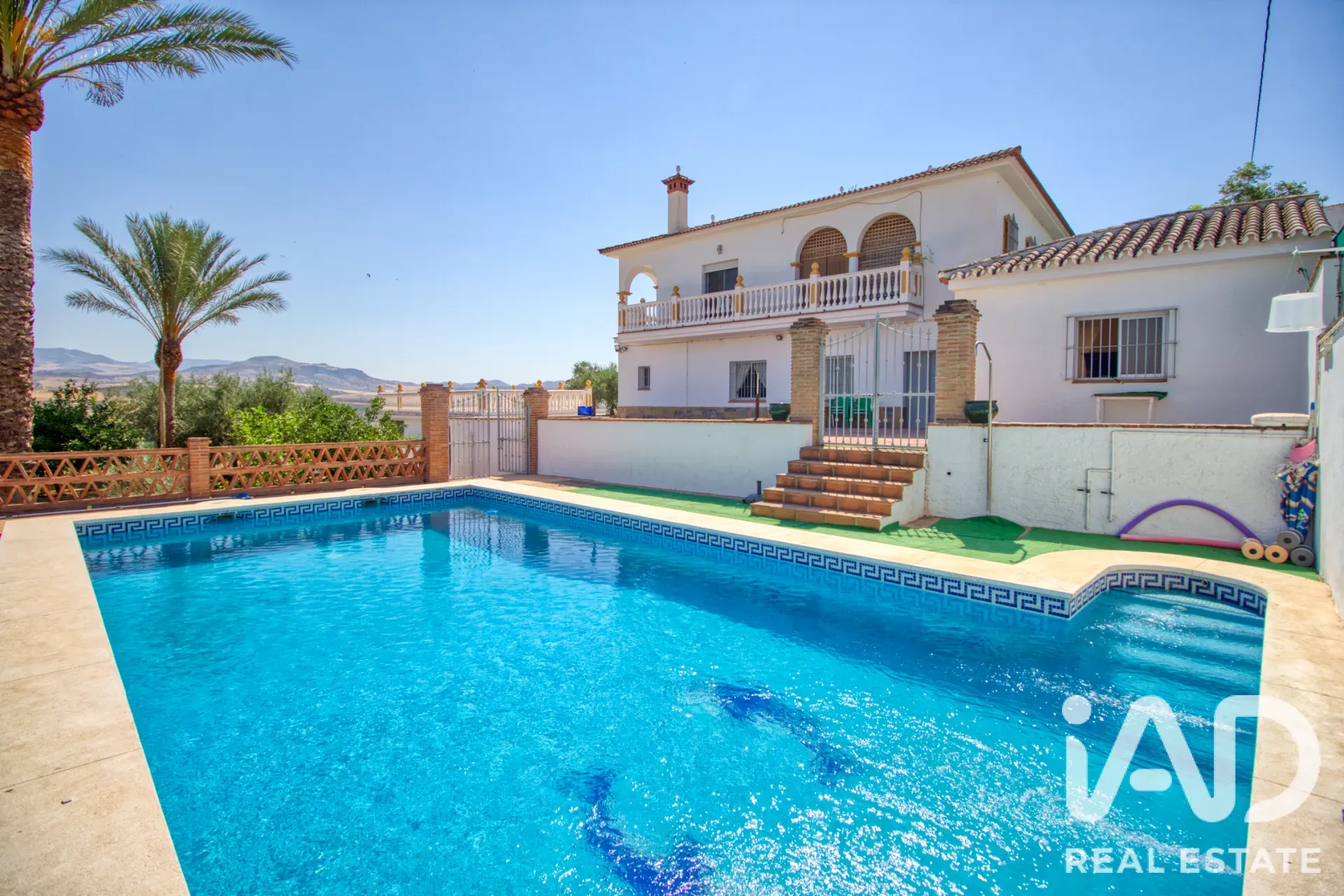 Modern Álora Home with Pool and Expansive Garden on Spacious Lot - Image 1