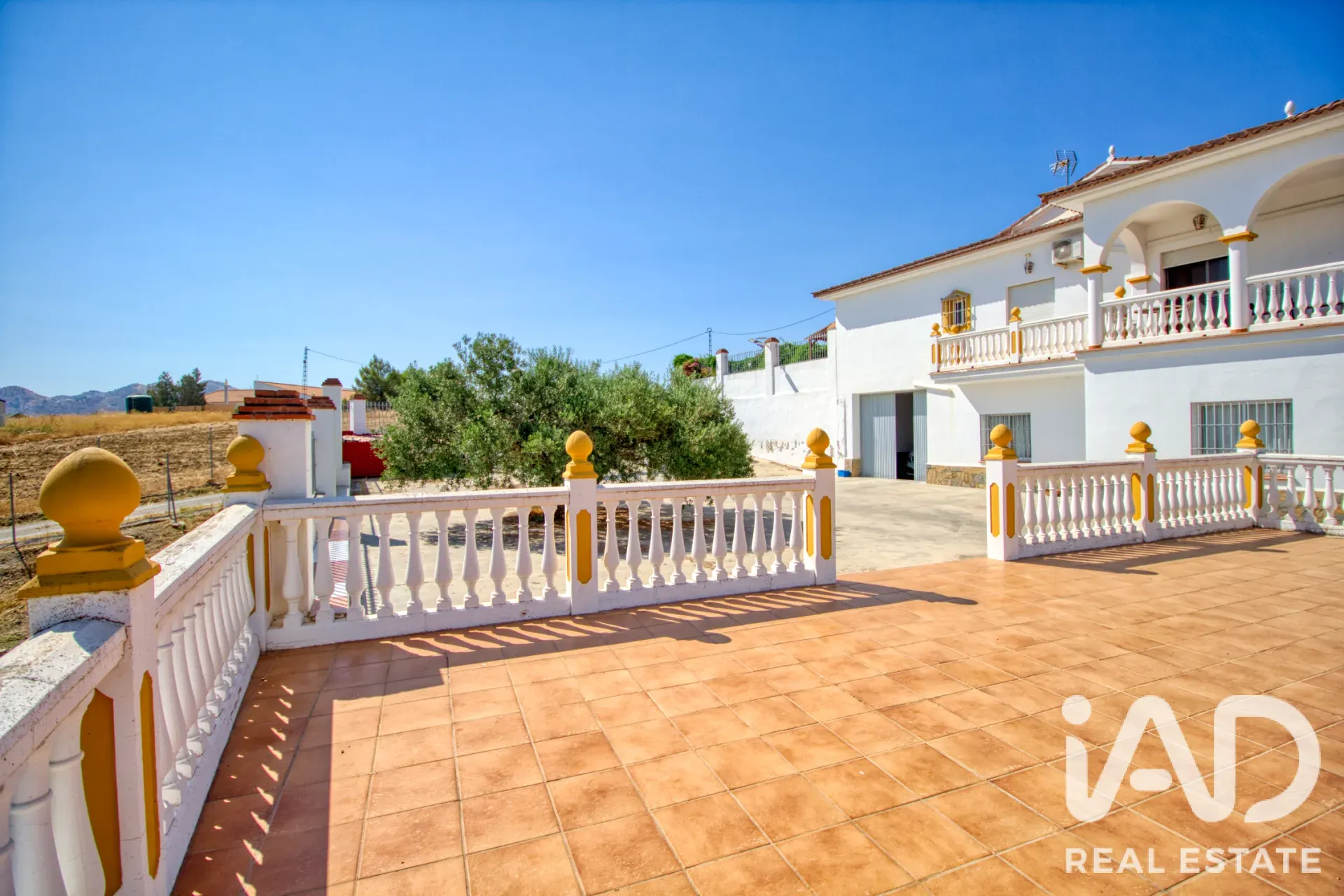 Modern Álora Home with Pool and Expansive Garden on Spacious Lot - View image 7 of 34