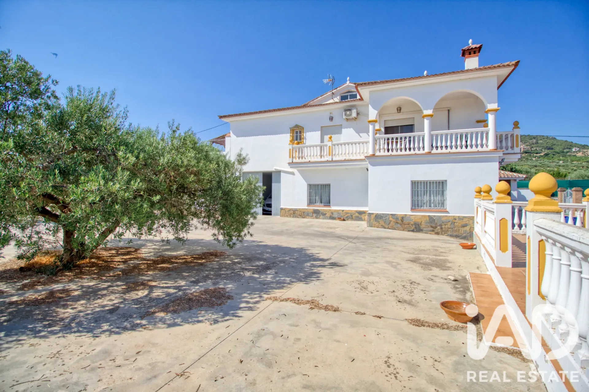 Modern Álora Home with Pool and Expansive Garden on Spacious Lot - View image 9 of 34
