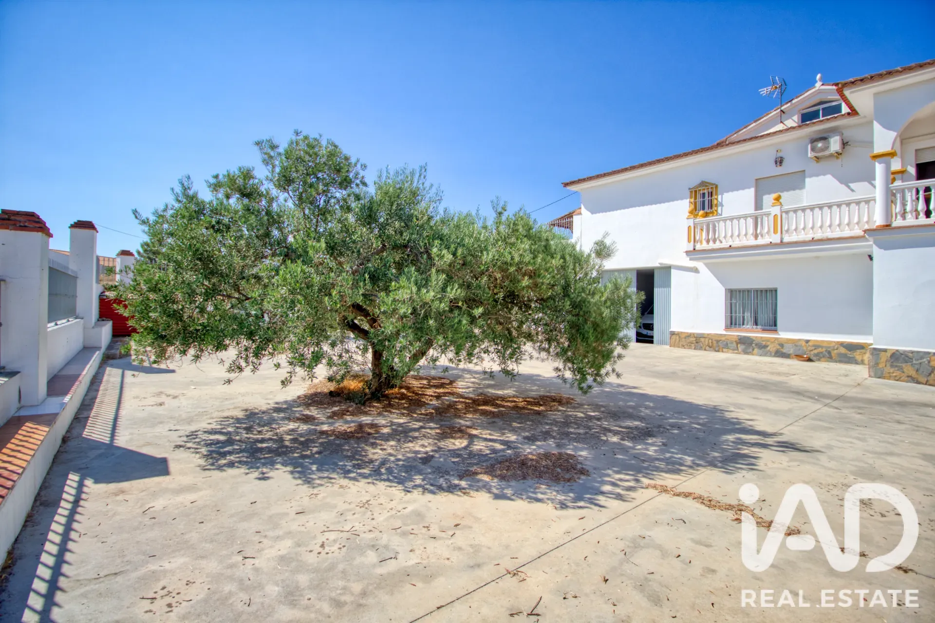 Modern Álora Home with Pool and Expansive Garden on Spacious Lot - View image 10 of 34