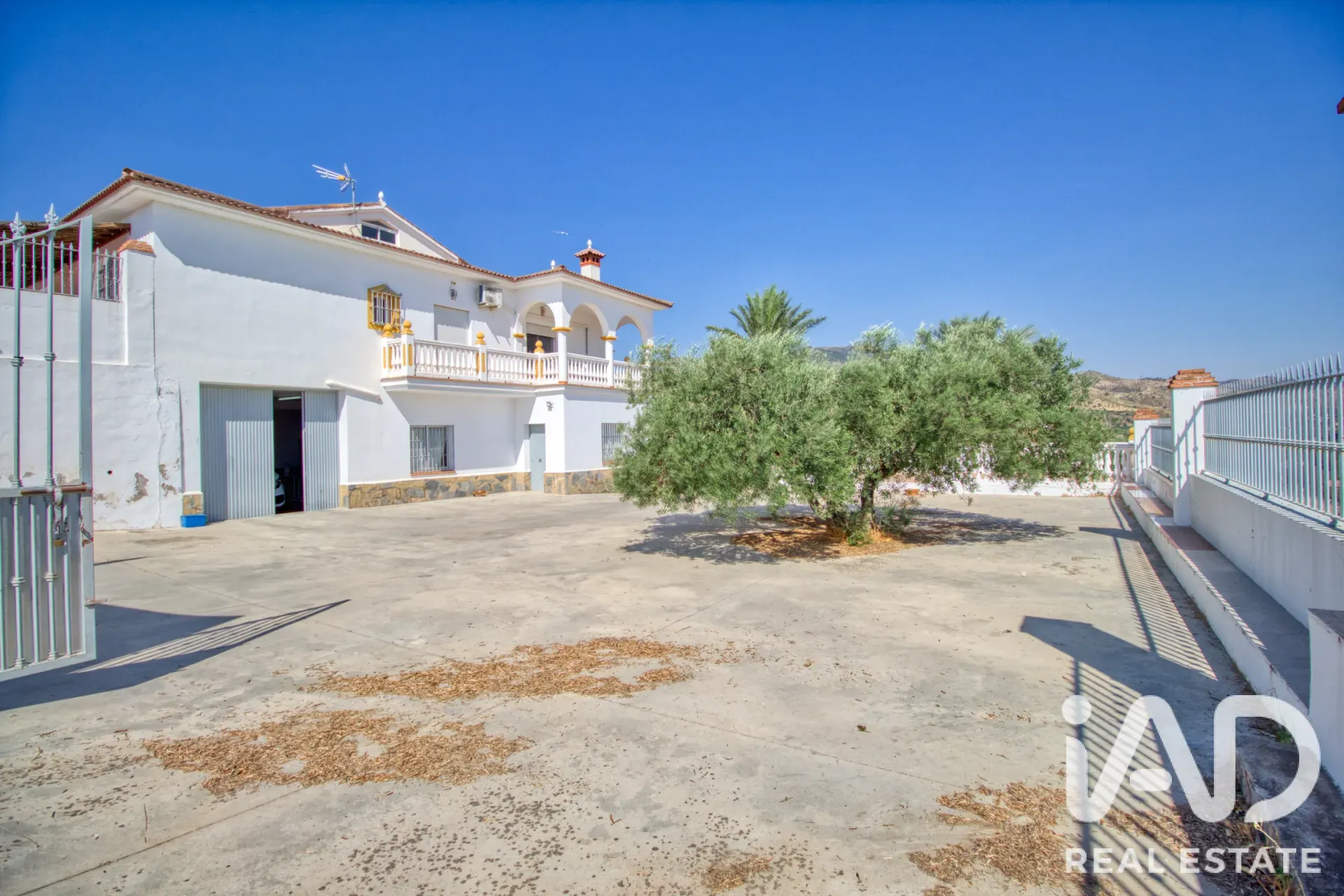 Modern Álora Home with Pool and Expansive Garden on Spacious Lot - View image 11 of 34