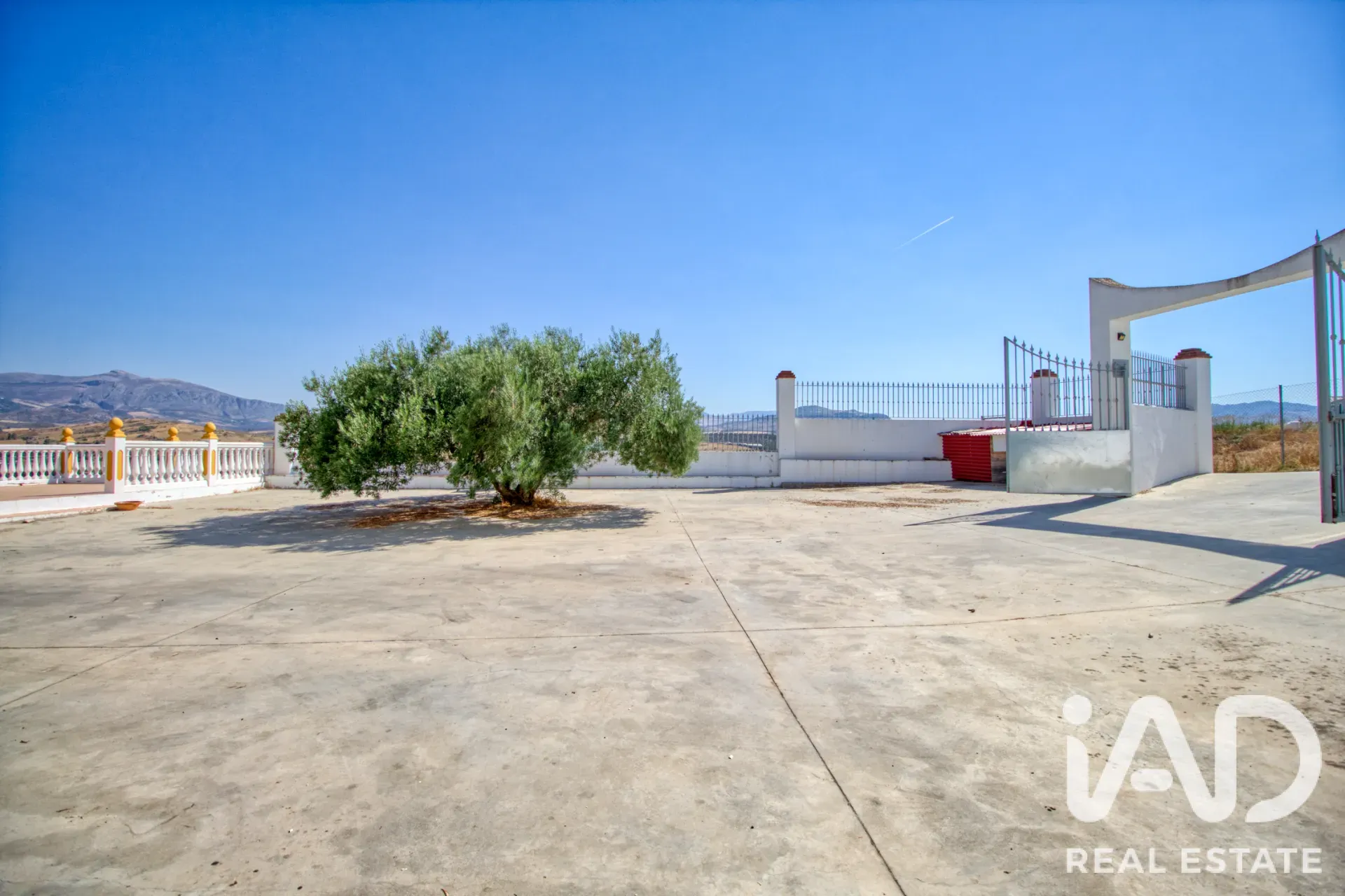 Modern Álora Home with Pool and Expansive Garden on Spacious Lot - View image 12 of 34