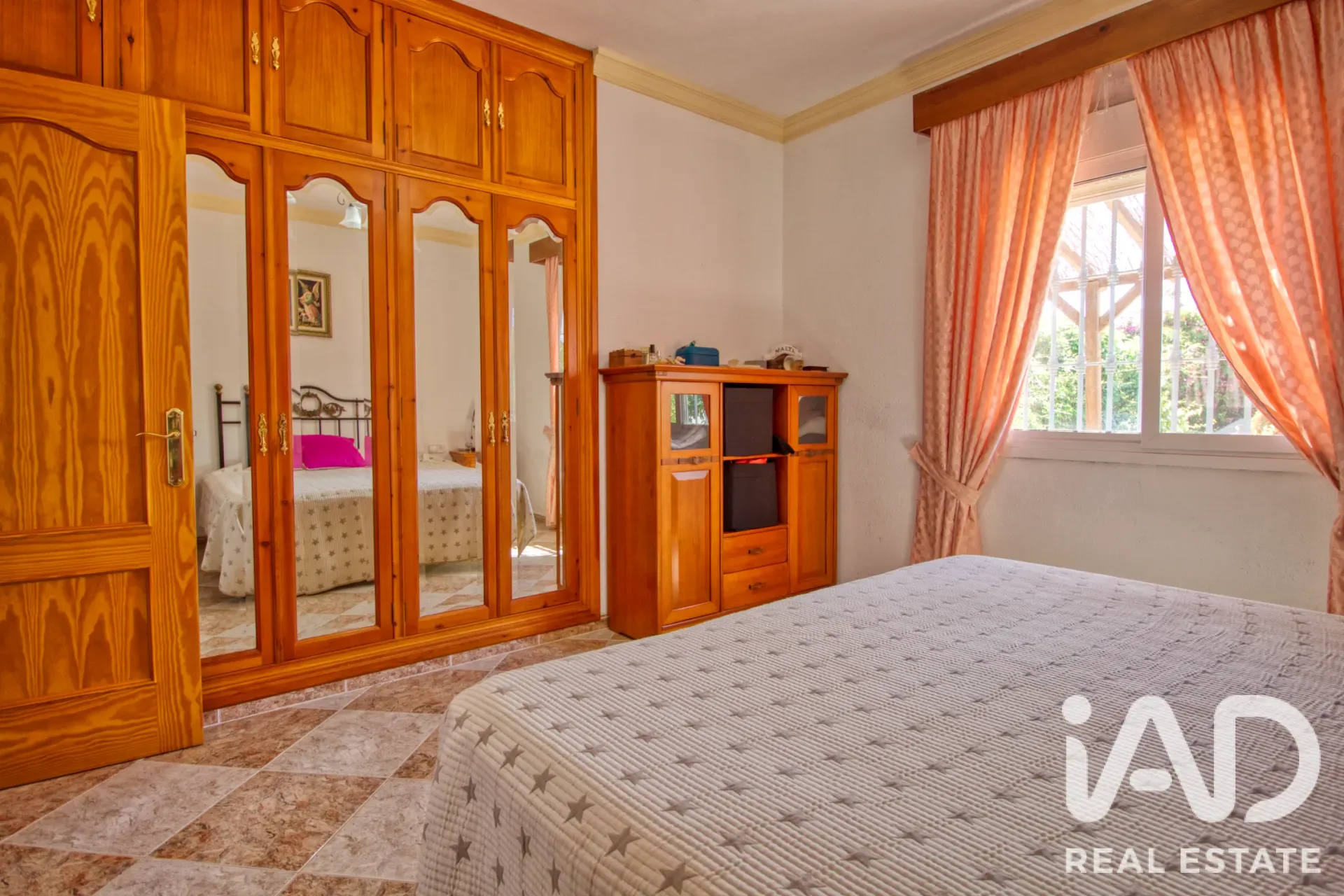 Modern Álora Home with Pool and Expansive Garden on Spacious Lot - View image 17 of 34