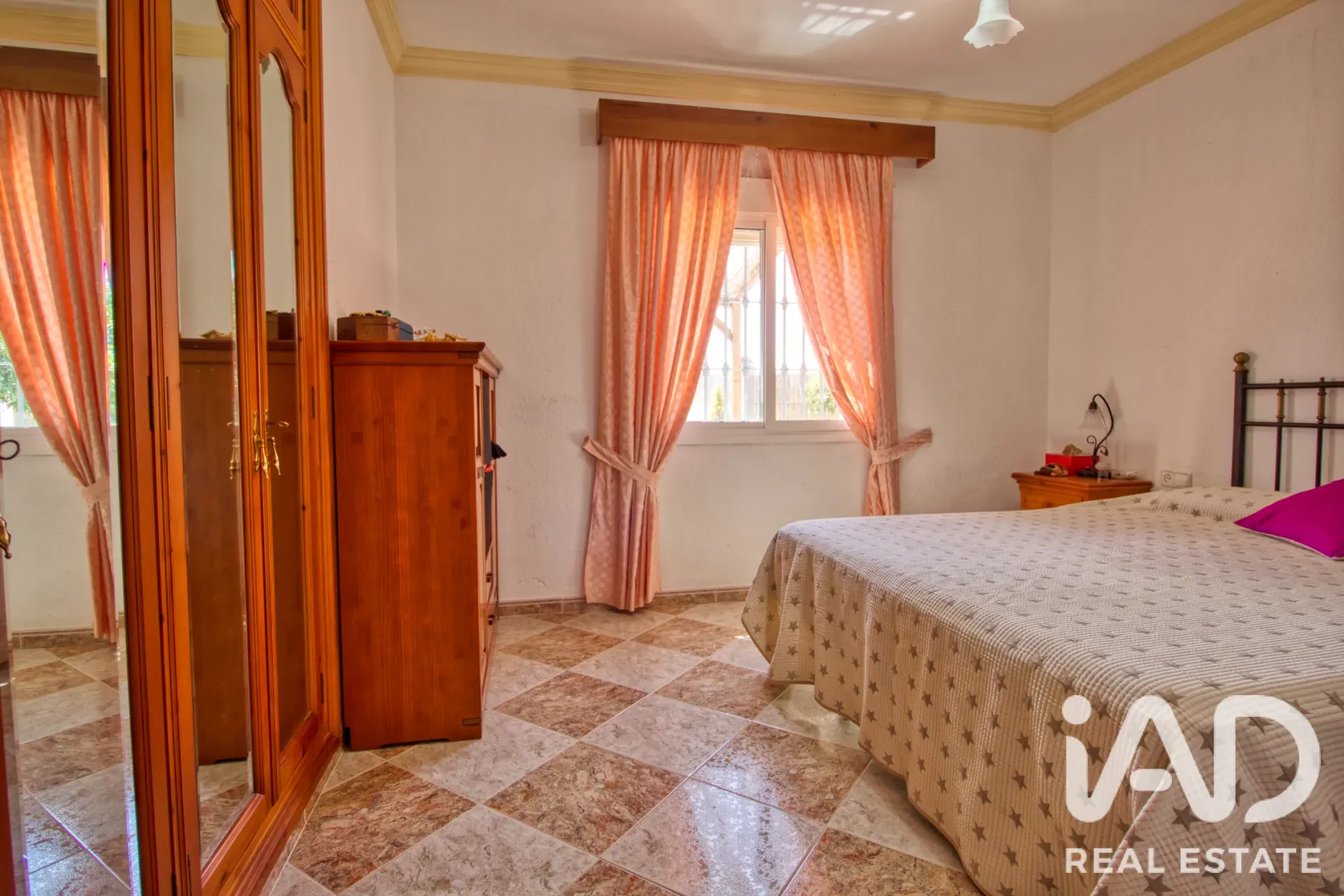 Modern Álora Home with Pool and Expansive Garden on Spacious Lot - View image 18 of 34