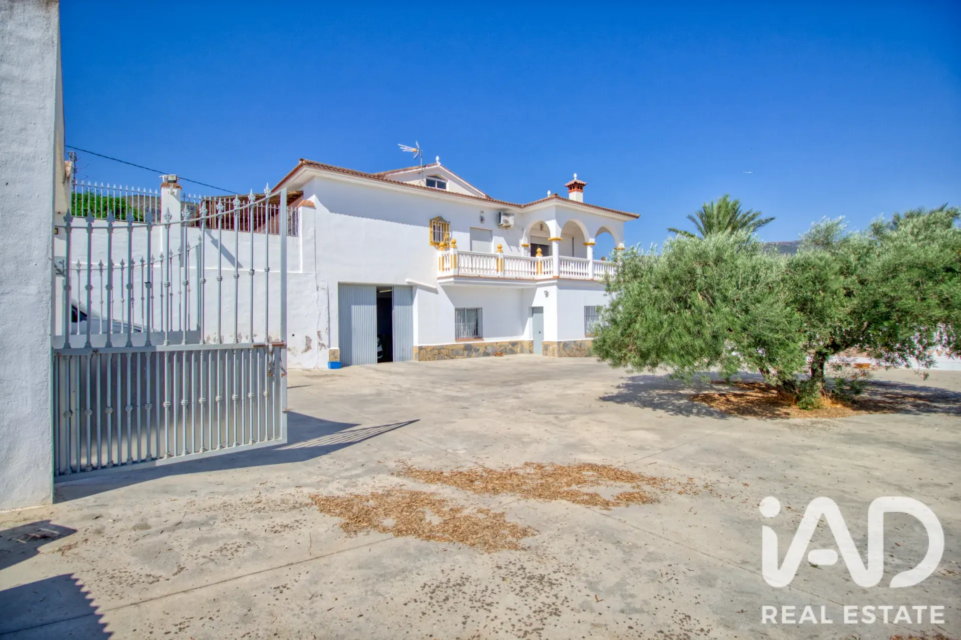 Modern Álora Home with Pool and Expansive Garden on Spacious Lot - View image 24 of 34