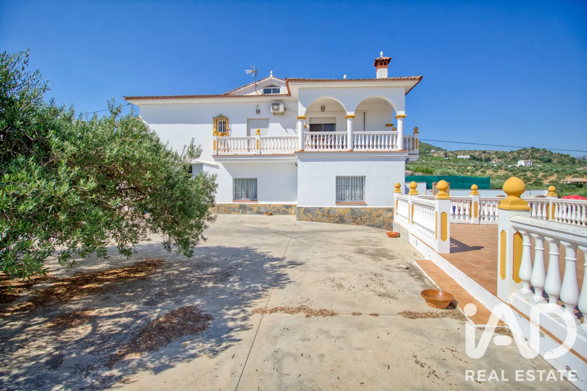 Modern Álora Home with Pool and Expansive Garden on Spacious Lot - View image 25 of 34