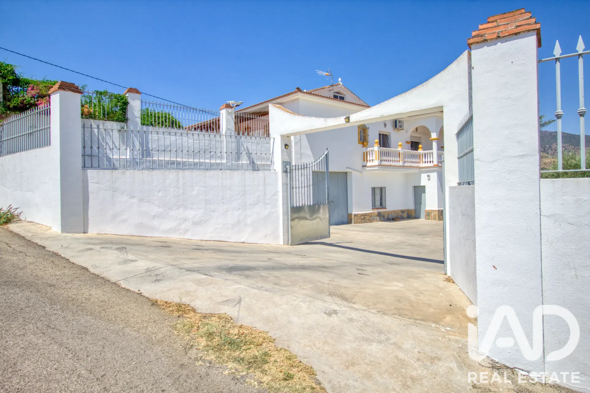 Modern Álora Home with Pool and Expansive Garden on Spacious Lot - View image 34 of 34