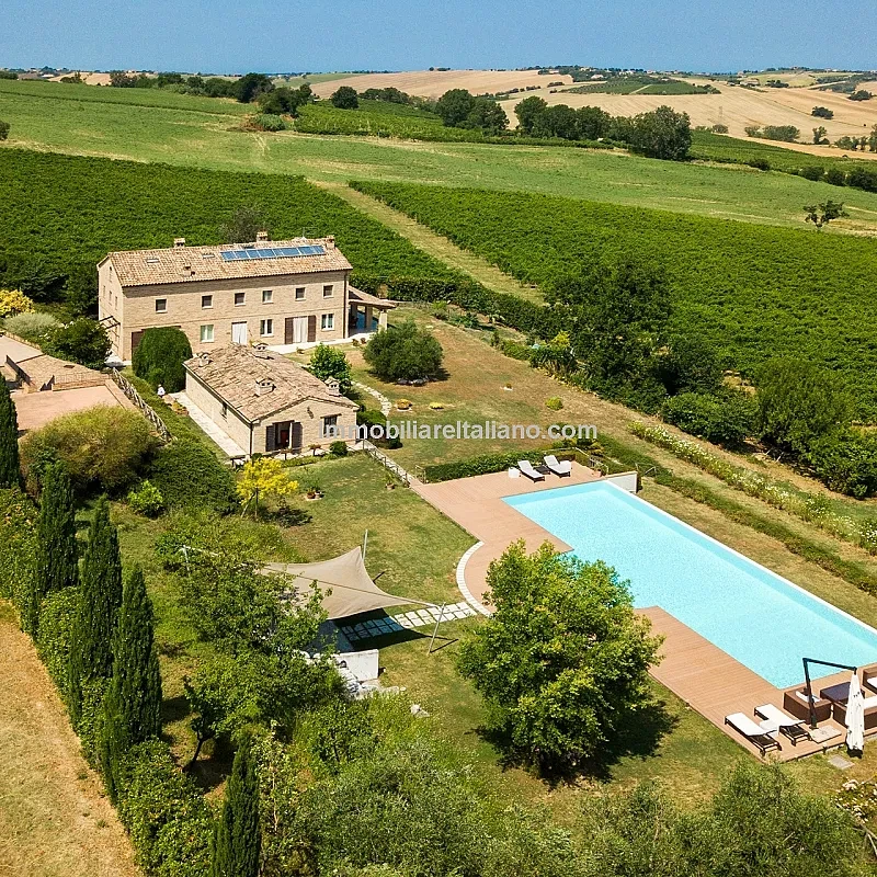 Eksklusiv 7-værelses villa med pool og gæstehus i Jesi, Italien