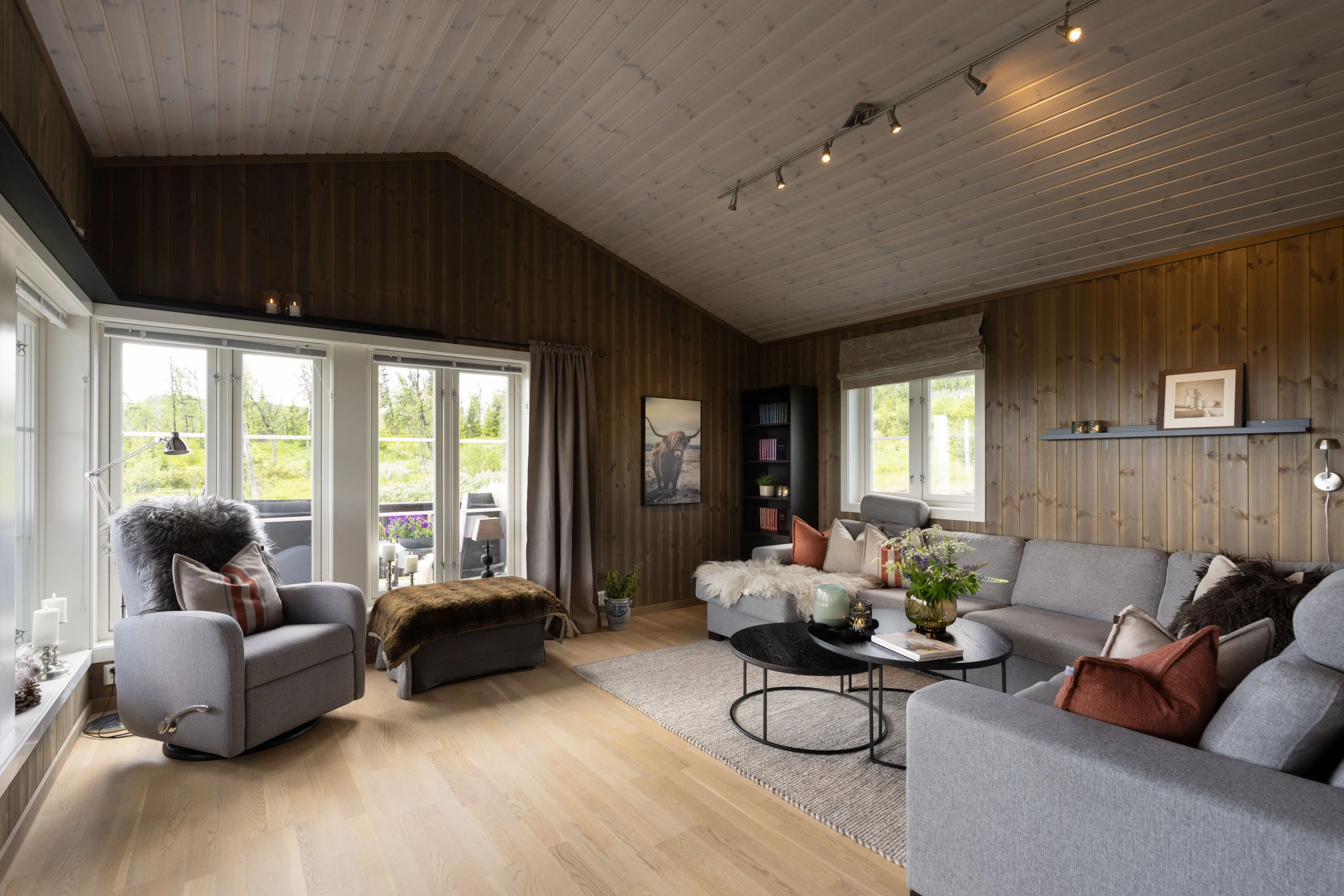 Modern 3-Bedroom Cabin with Expansive Terrace in Scenic Bualie, Norway - Image 4