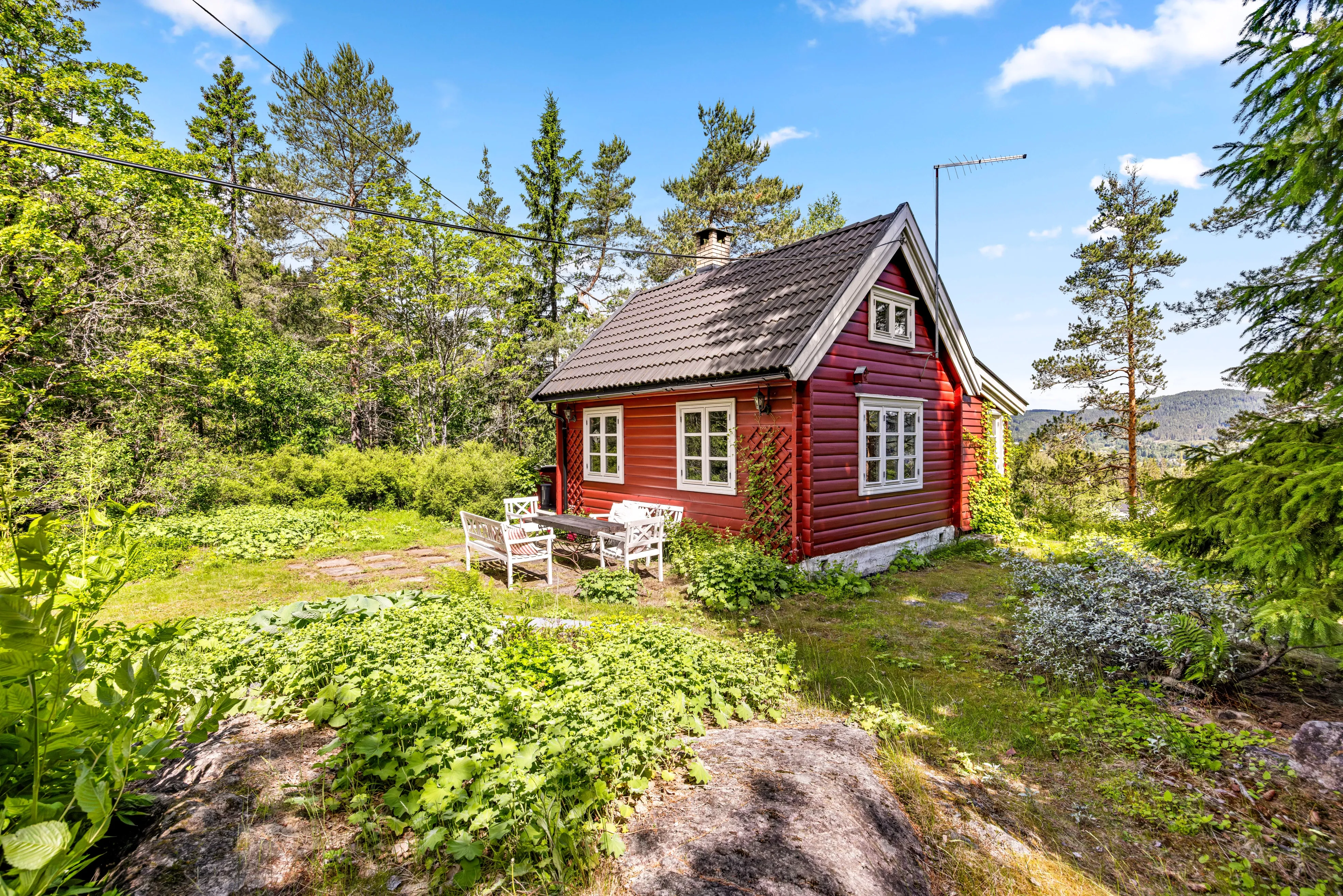1930s Hakadal Cottage with Expansive Grounds and Terrace - Image 1