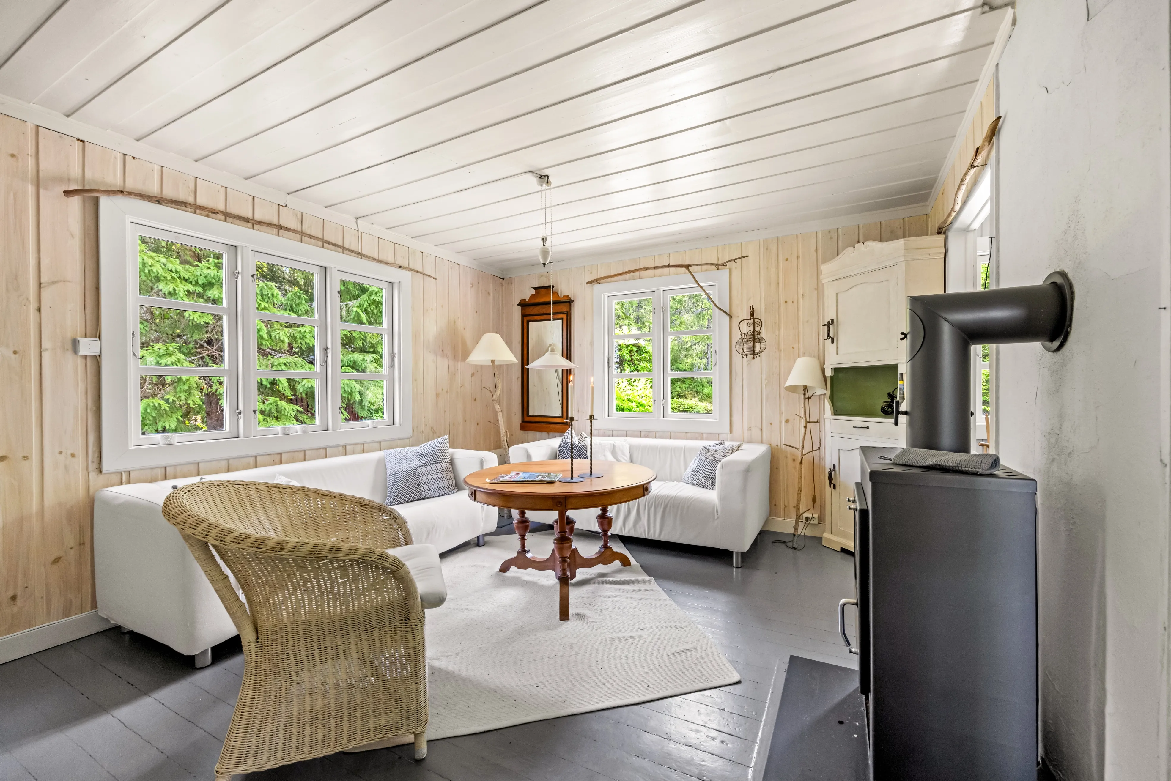 1930s Hakadal Cottage with Expansive Grounds and Terrace - Image 2