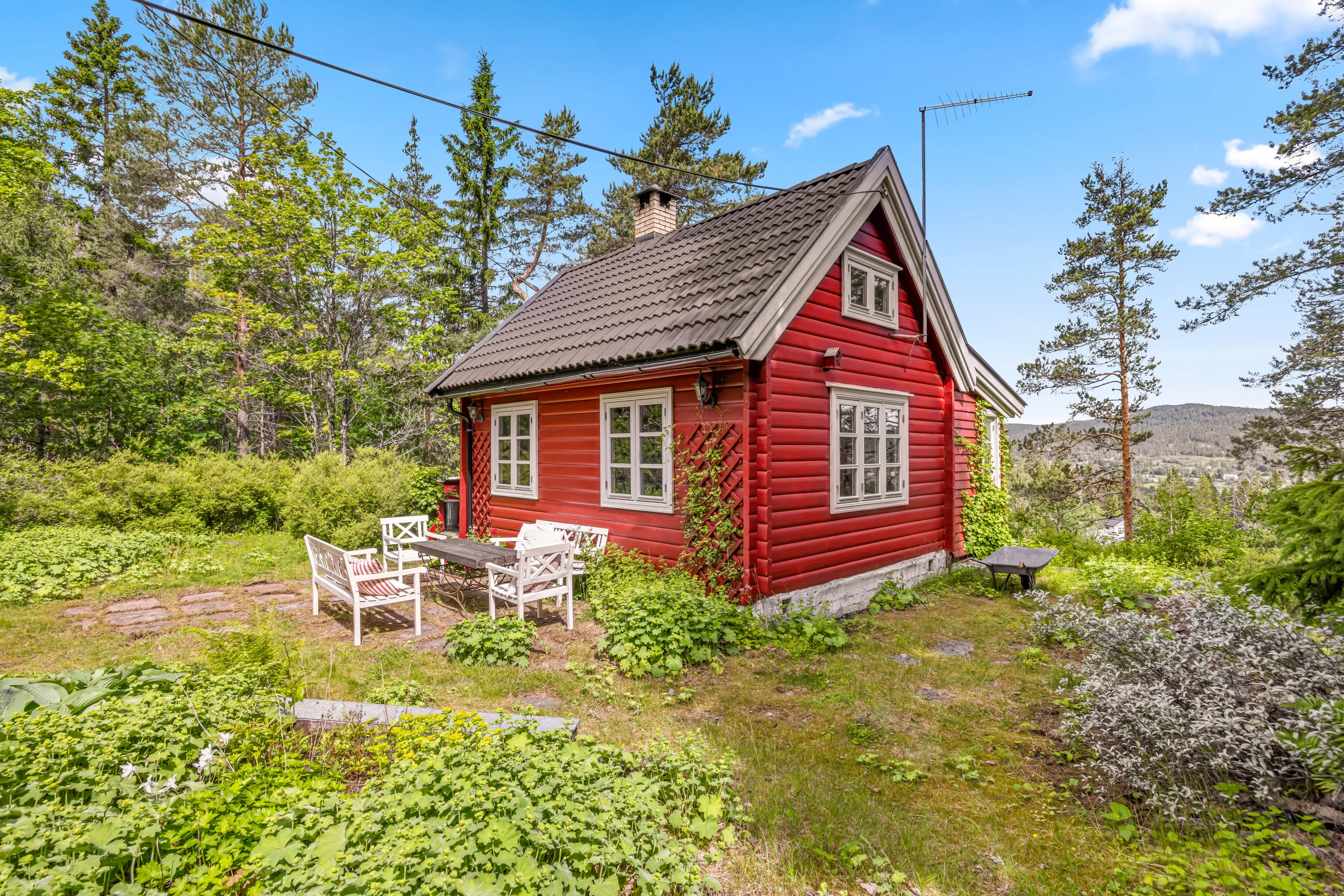 1930s Hakadal Cottage with Expansive Grounds and Terrace - Image 3