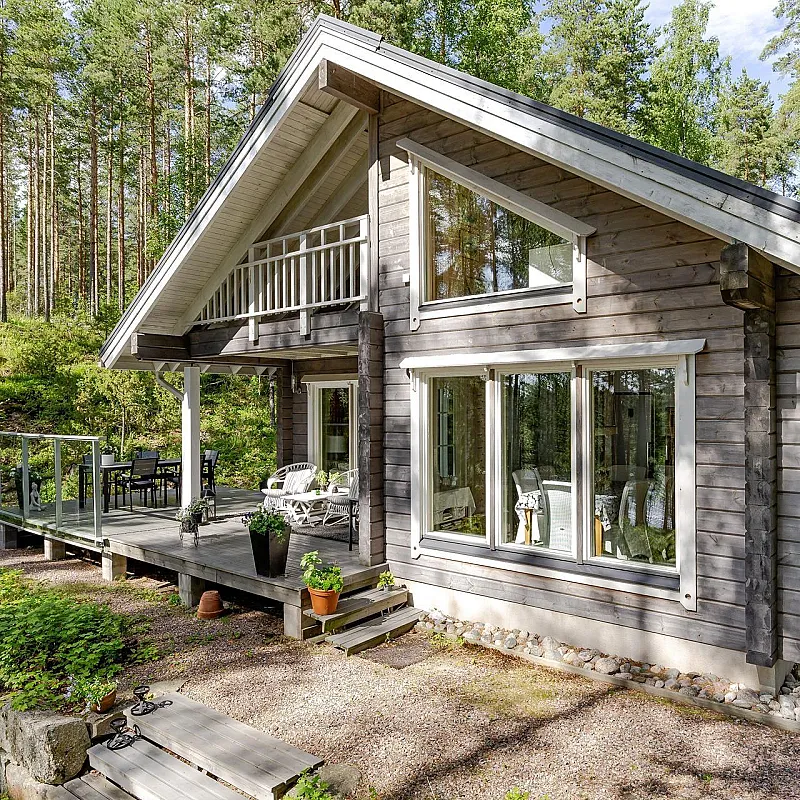 Finnish Lakeside Country House with Expansive Grounds and 3 Bedrooms