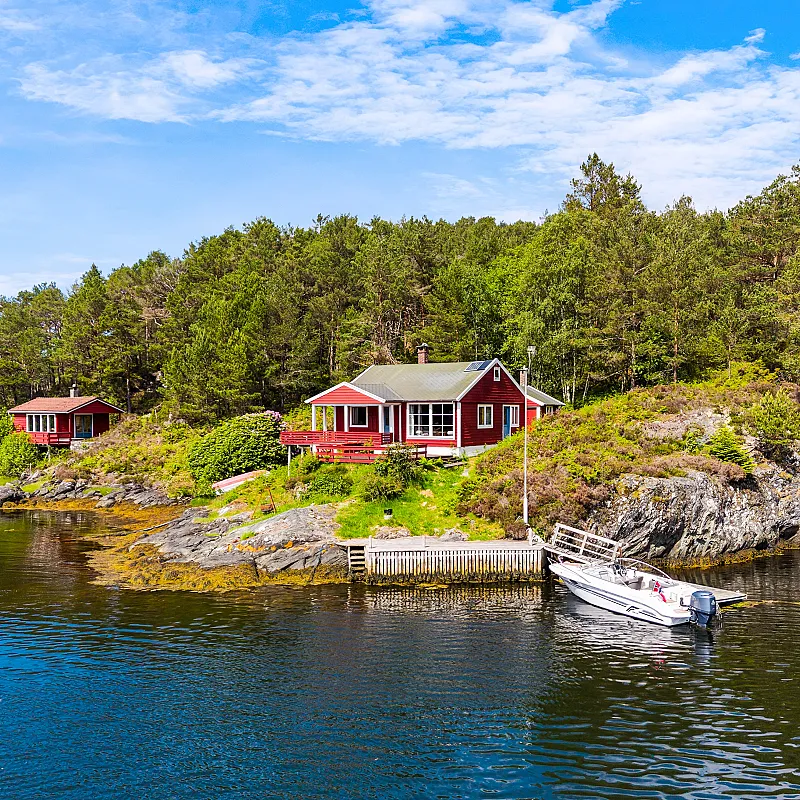 Landsted fra 1950-tallet med stor tomt på Os-kysten i Norge