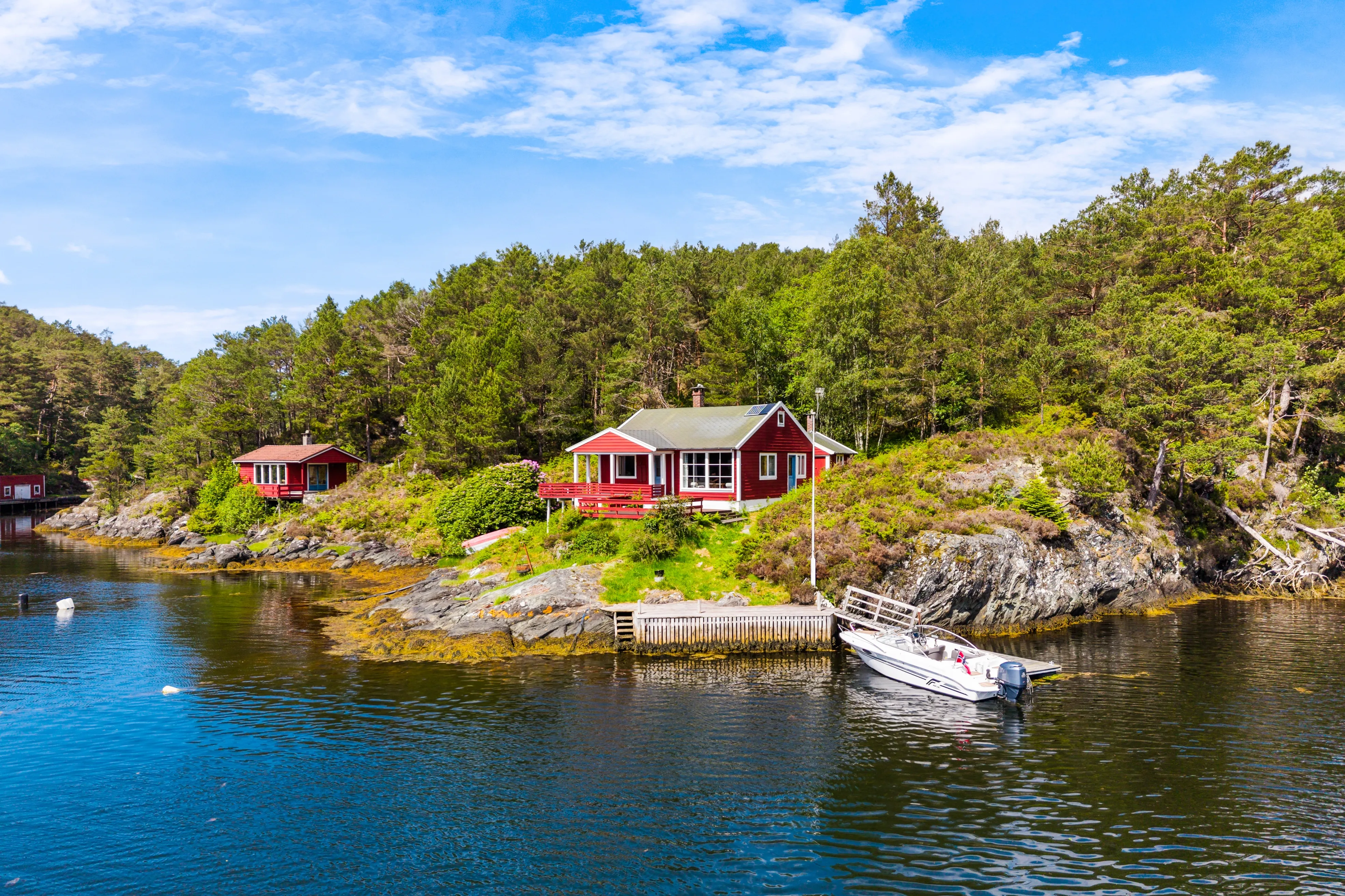 Landsted fra 1950-tallet med stor tomt på Os-kysten i Norge - Image 1