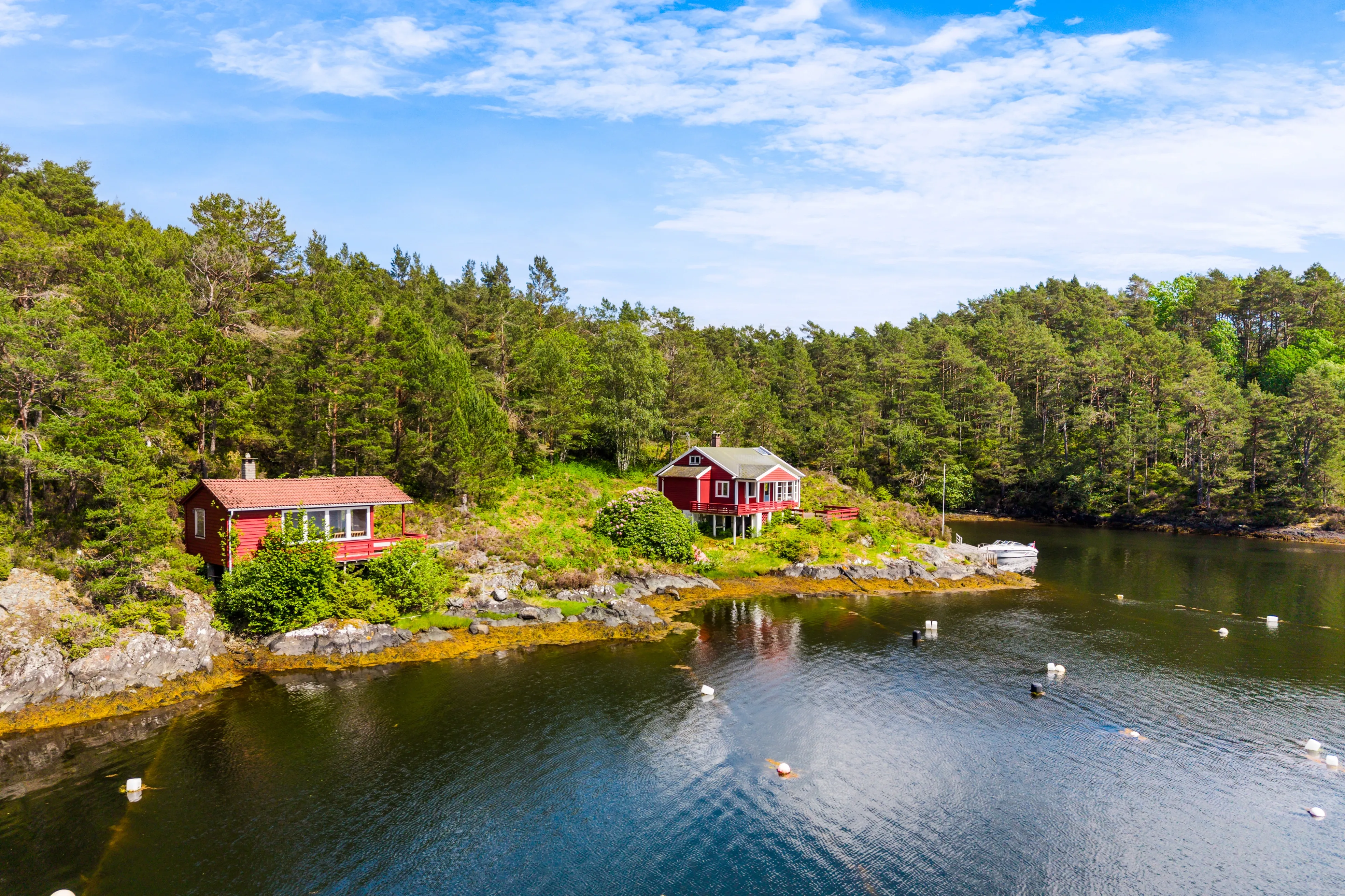 Landsted fra 1950-tallet med stor tomt på Os-kysten i Norge - Image 3