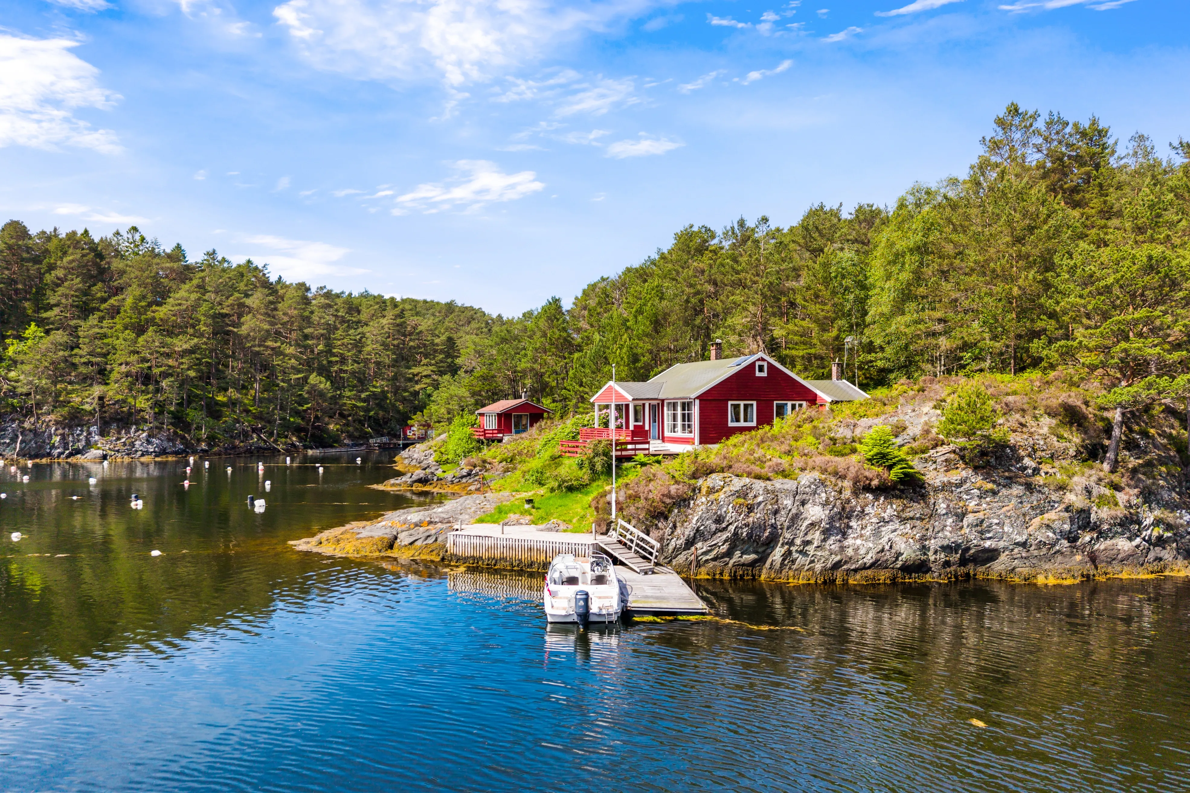 Landsted fra 1950-tallet med stor tomt på Os-kysten i Norge - Vis bilde 6 av 43