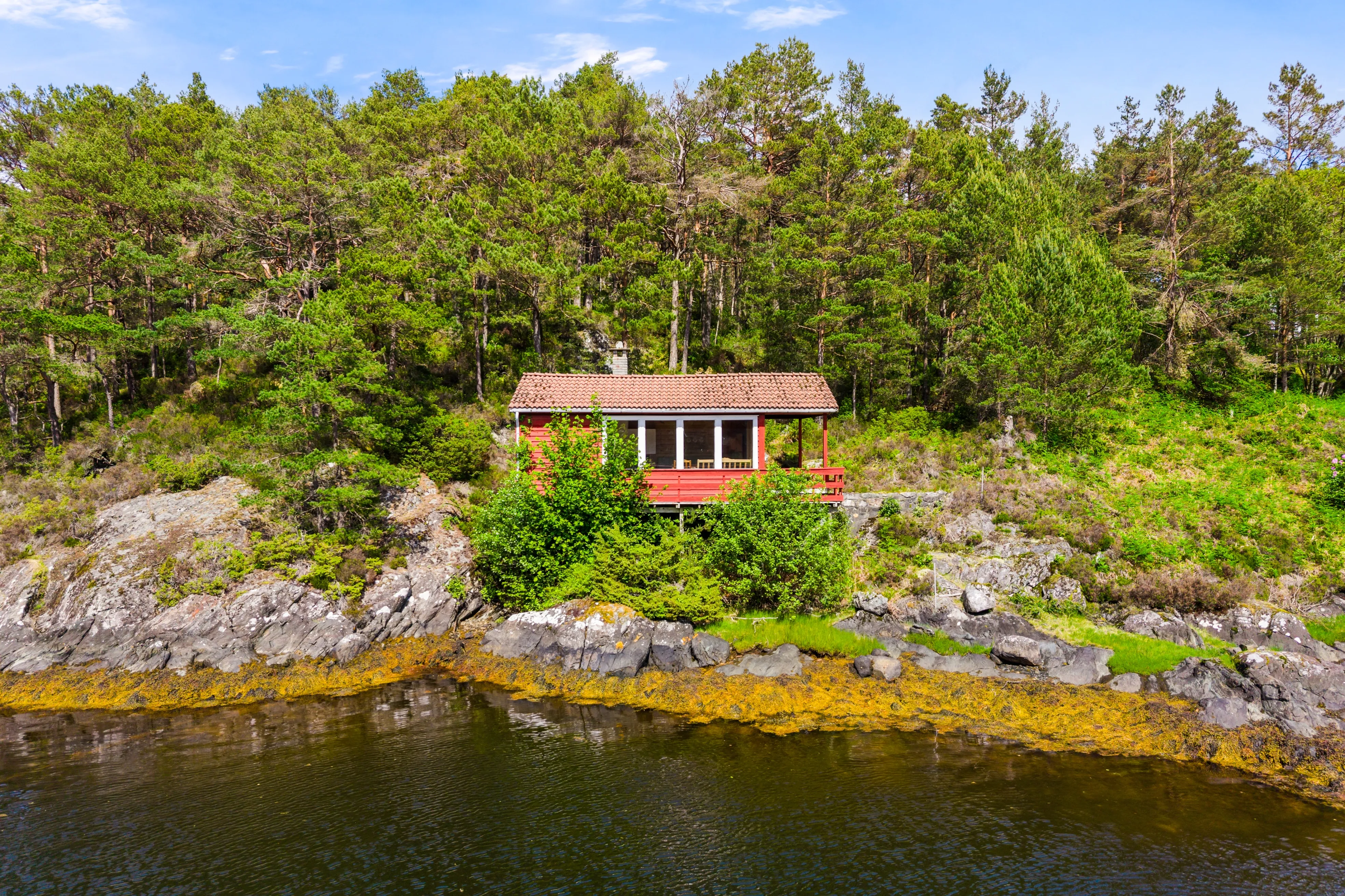 Landsted fra 1950-tallet med stor tomt på Os-kysten i Norge - Vis bilde 31 av 43