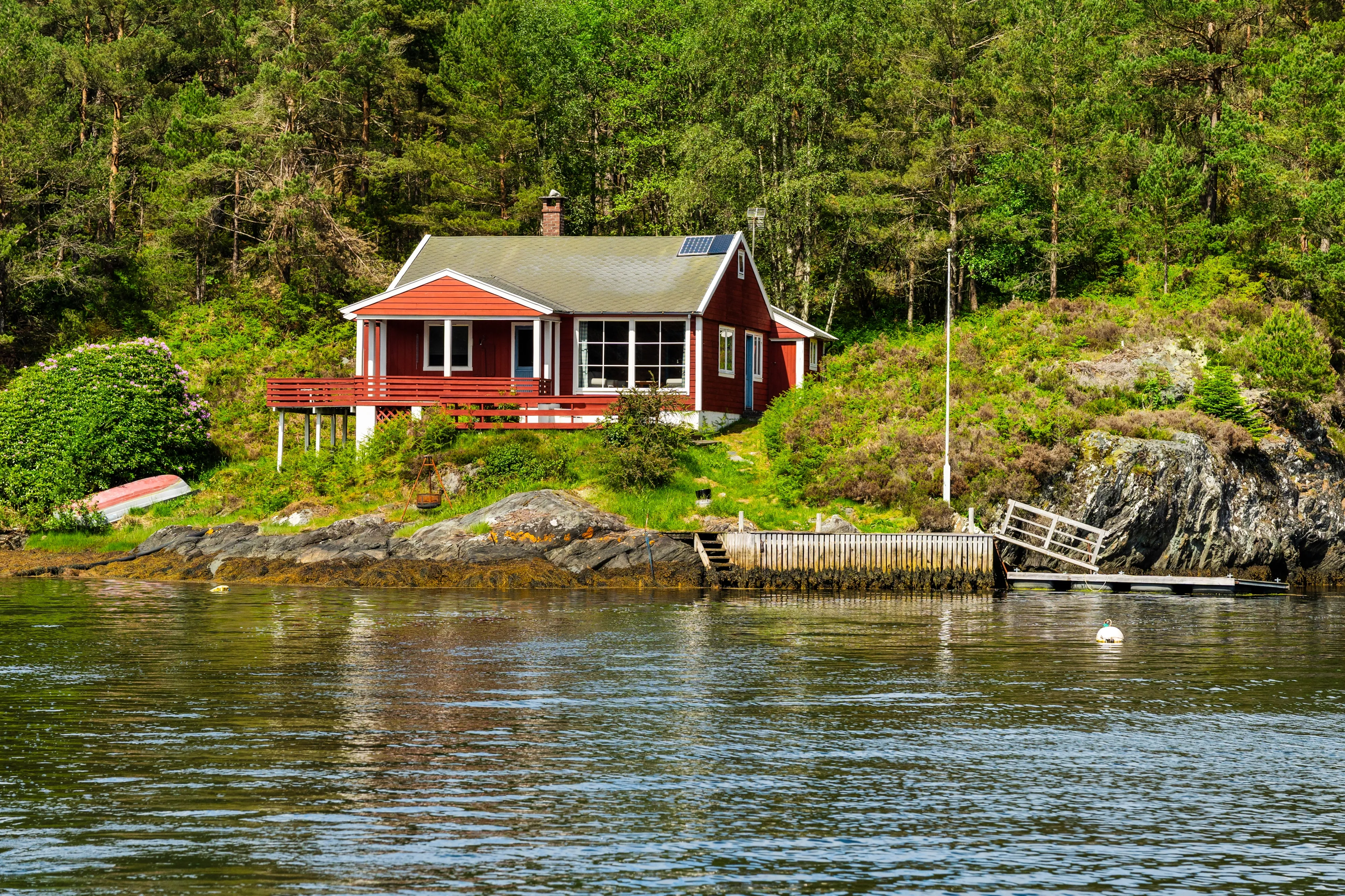 Landsted fra 1950-tallet med stor tomt på Os-kysten i Norge - Vis bilde 41 av 43
