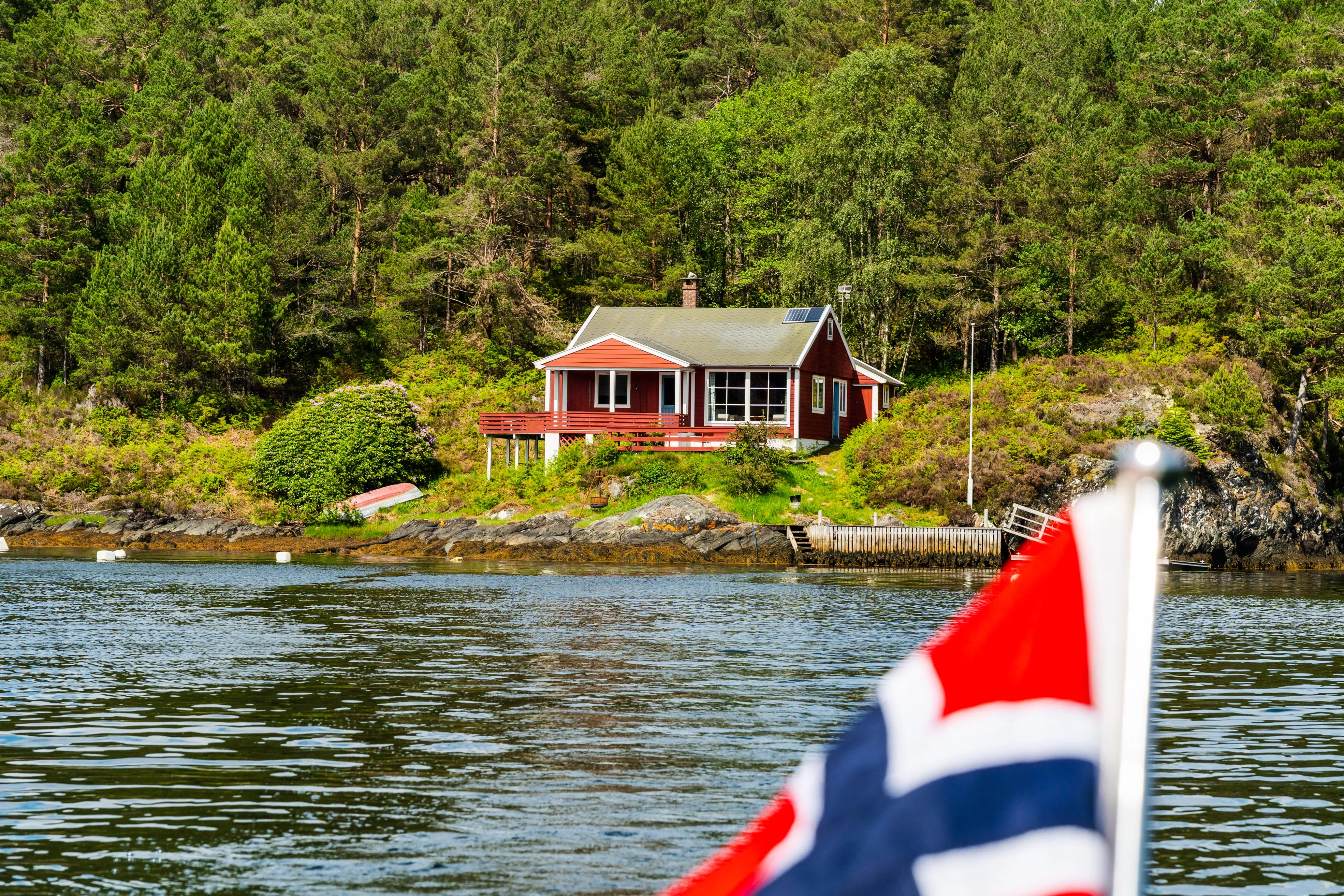Landsted fra 1950-tallet med stor tomt på Os-kysten i Norge - Vis bilde 43 av 43