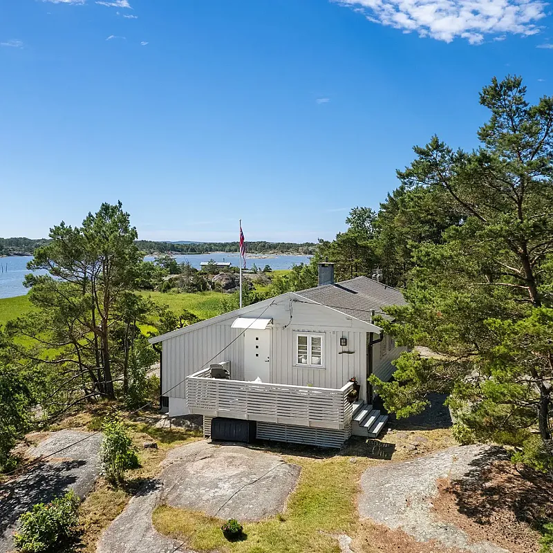 Norsk feriebolig fra 1960-tallet med privat brygge og vidstrakt tomt