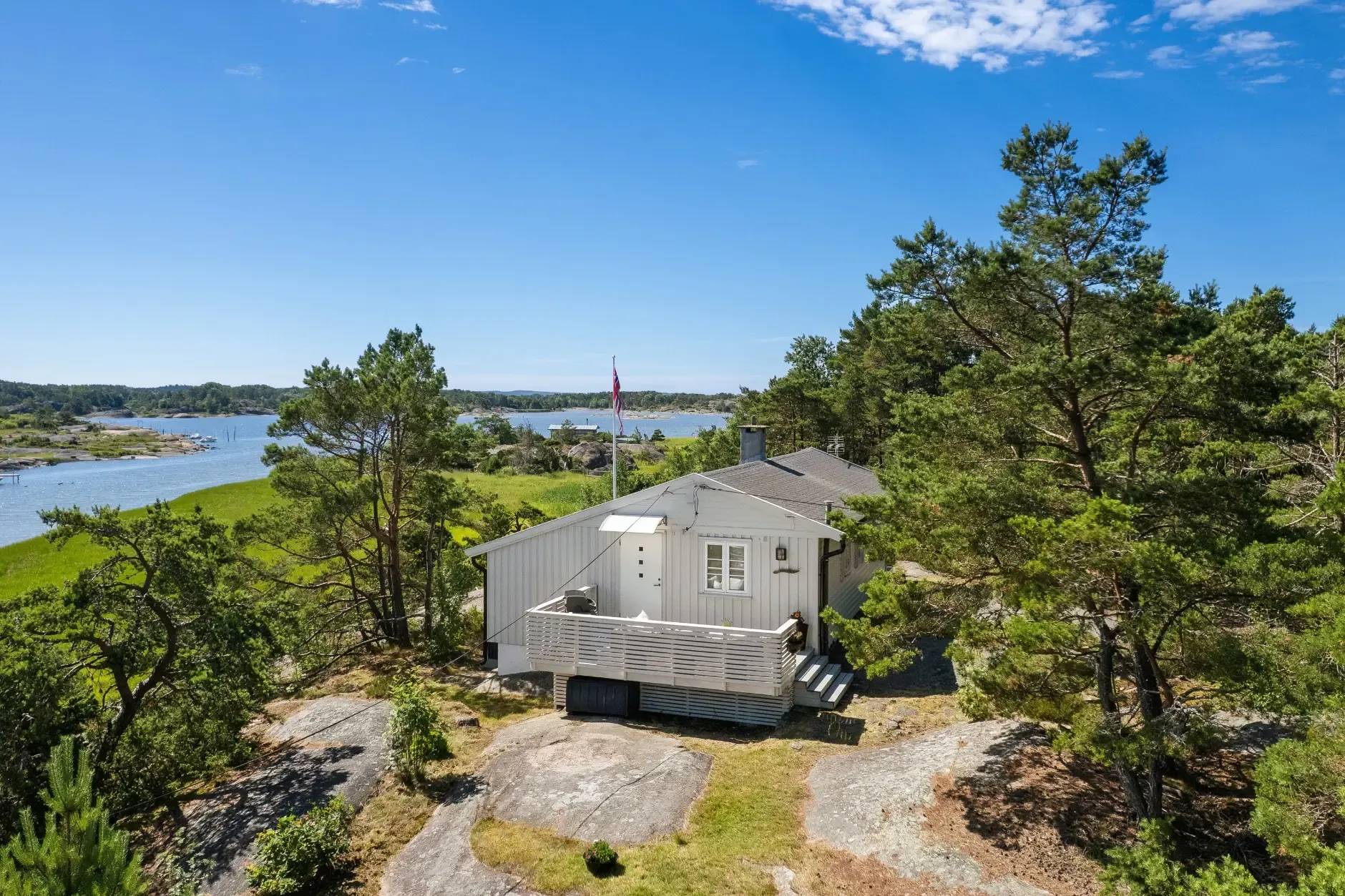 Norsk feriebolig fra 1960-tallet med privat brygge og vidstrakt tomt - Image 1