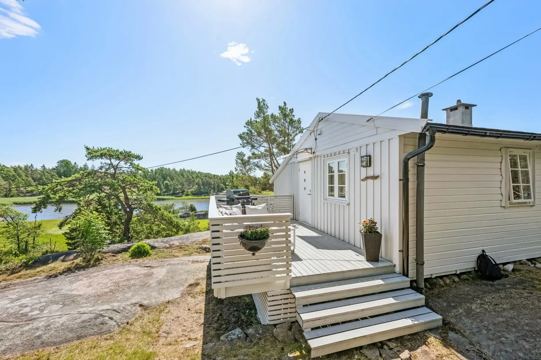Norsk feriebolig fra 1960-tallet med privat brygge og vidstrakt tomt - Image 3