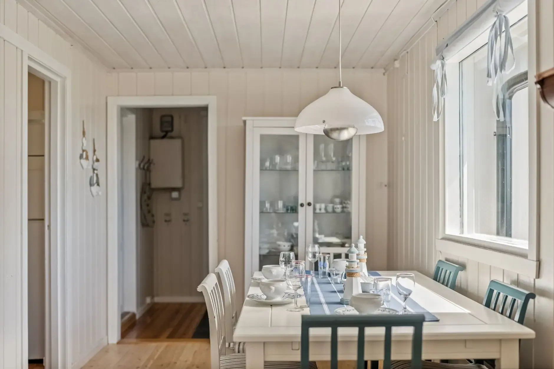 Norsk feriebolig fra 1960-tallet med privat brygge og vidstrakt tomt - Vis bilde 8 av 41