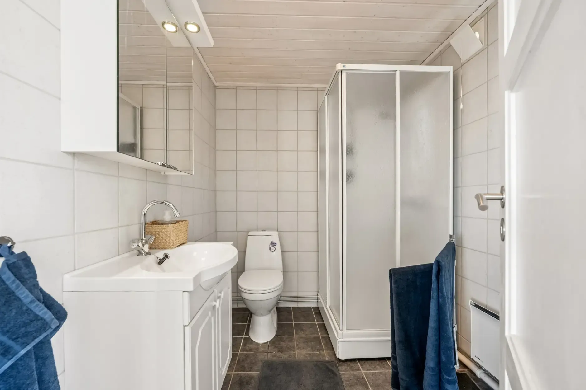 Norsk feriebolig fra 1960-tallet med privat brygge og vidstrakt tomt - Vis bilde 13 av 41