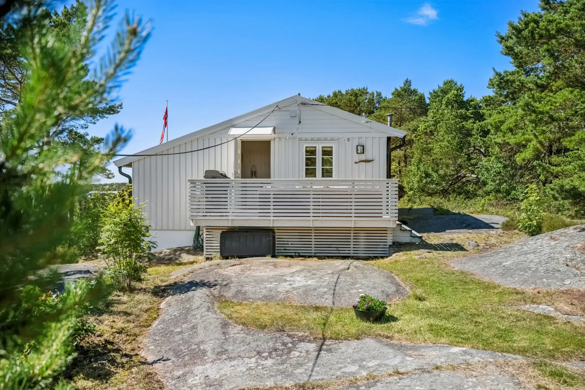 Norsk feriebolig fra 1960-tallet med privat brygge og vidstrakt tomt - Vis bilde 26 av 41