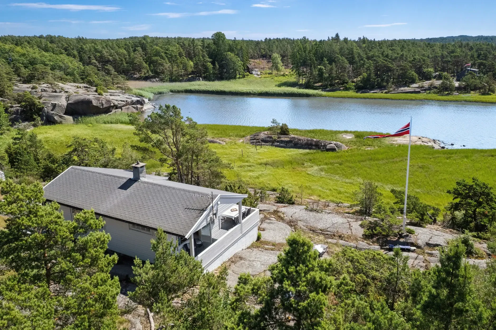Norsk feriebolig fra 1960-tallet med privat brygge og vidstrakt tomt - Vis bilde 37 av 41