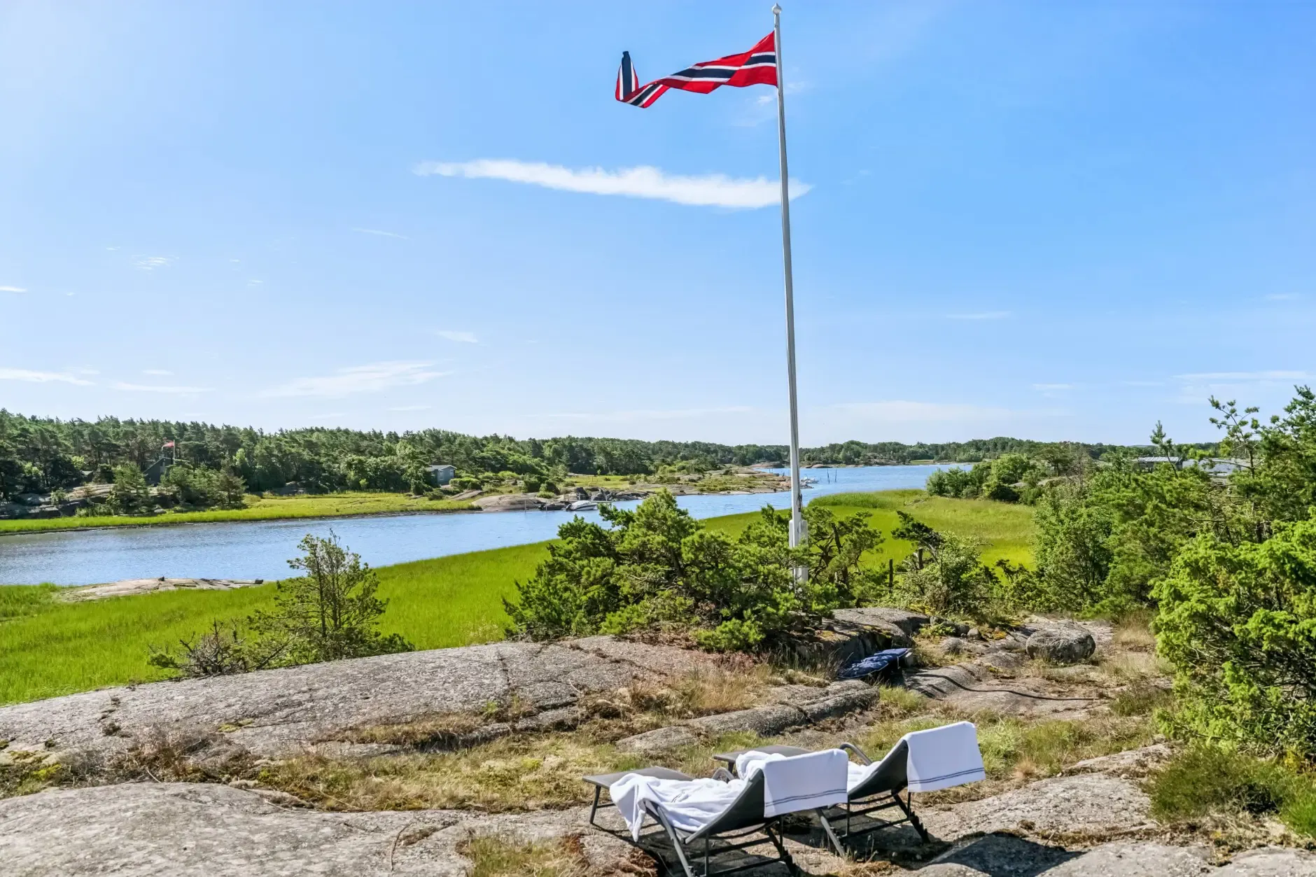 Norsk feriebolig fra 1960-tallet med privat brygge og vidstrakt tomt - Vis bilde 38 av 41