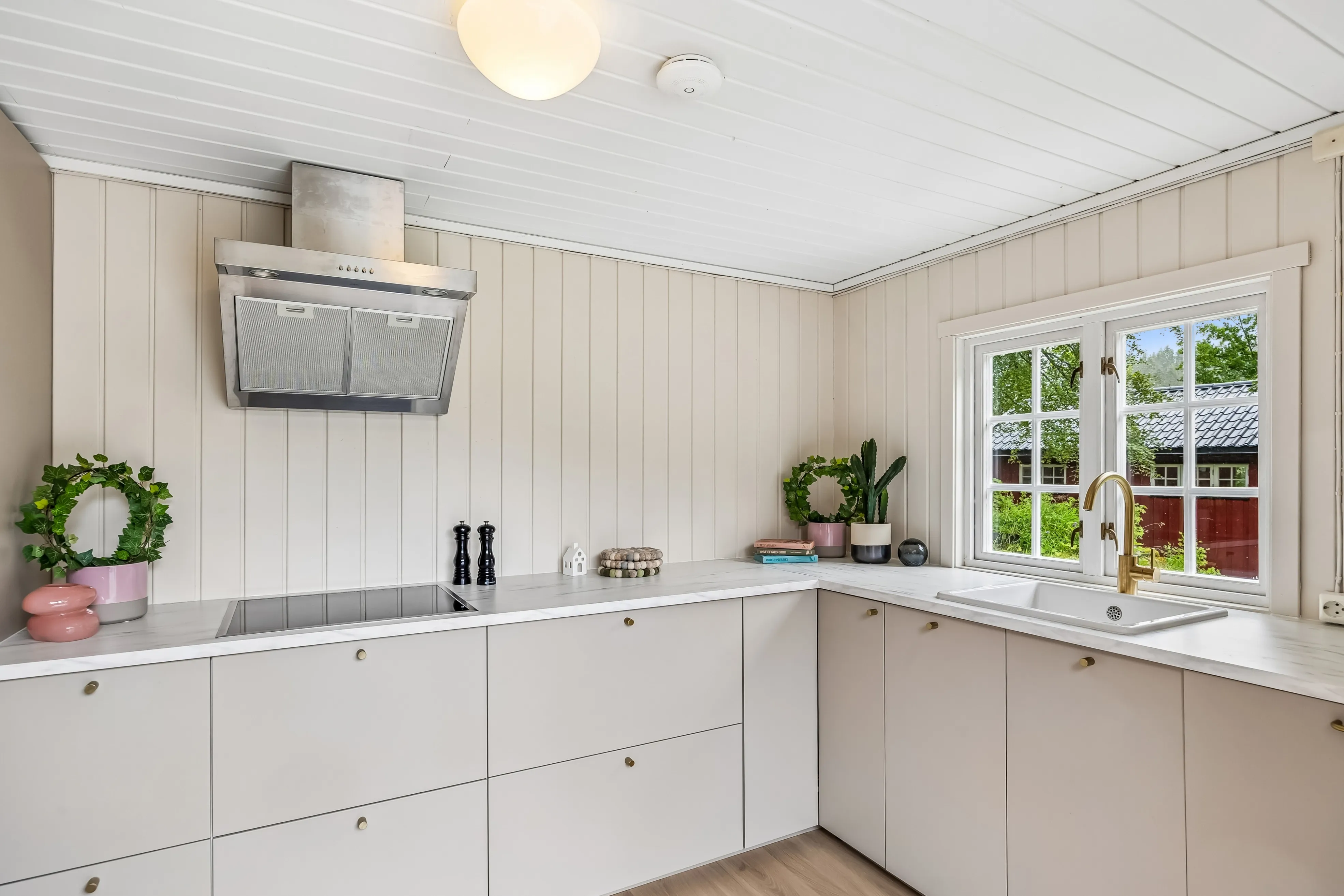 Casa di campagna a Vikhammer degli anni ’30 con giardino e cucina moderna - Visualizza immagine 16 di 38