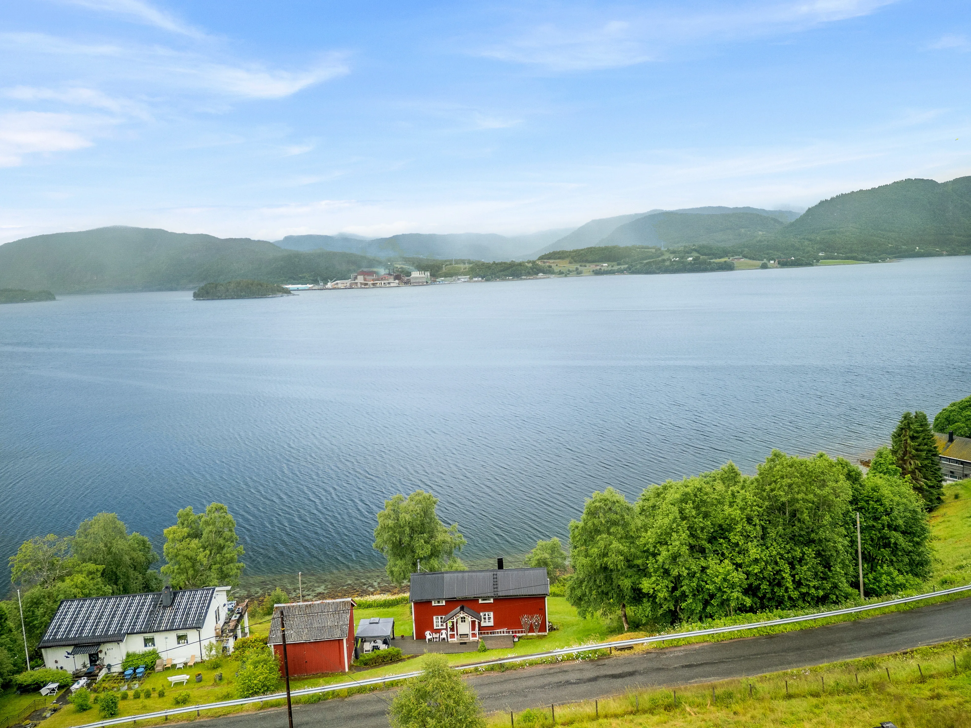 Landsted fra 1919 med utsikt over fjorden og eget båthus i Norge - Image 3