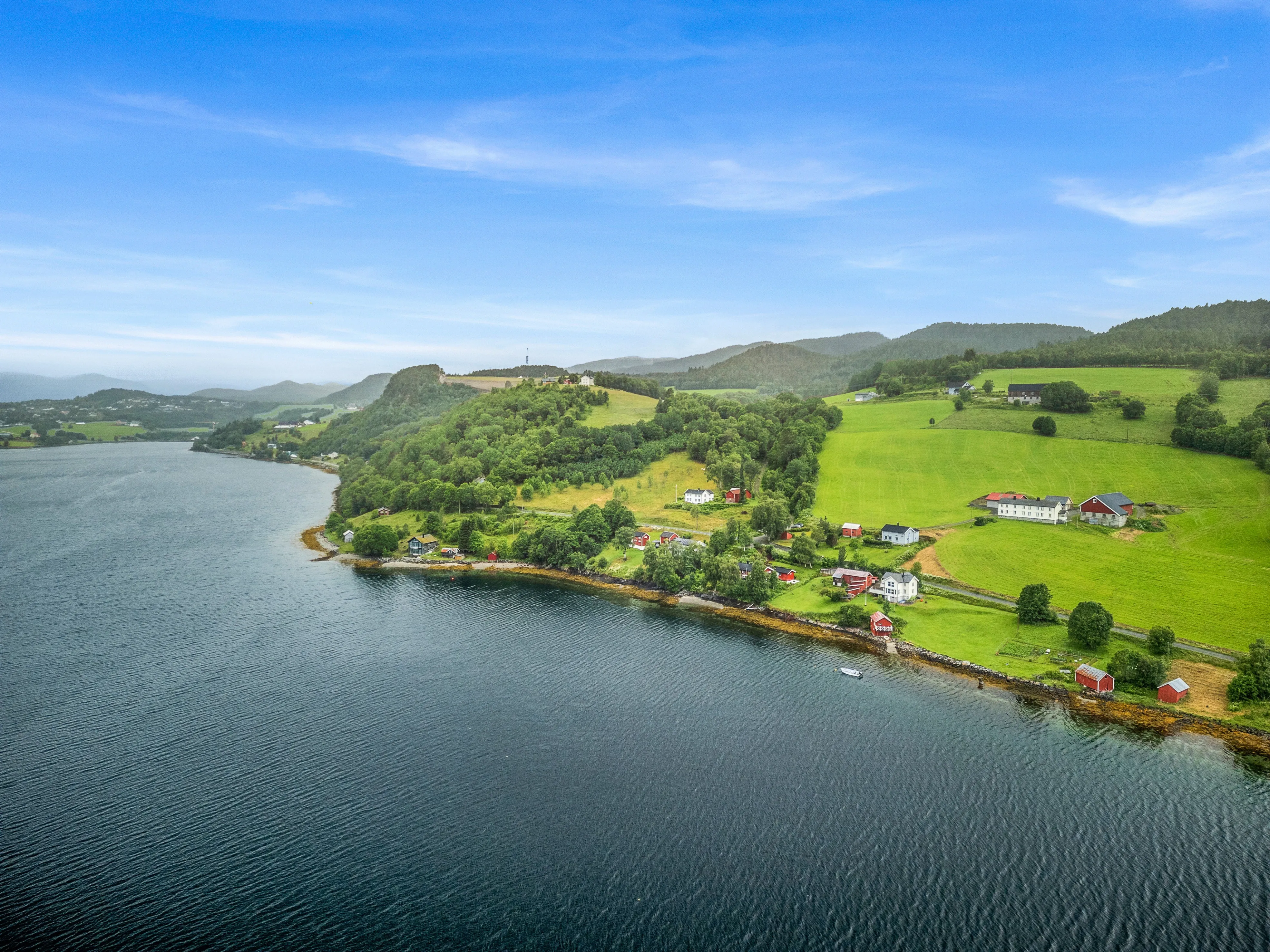 Landsted fra 1919 med utsikt over fjorden og eget båthus i Norge - Vis bilde 24 av 30