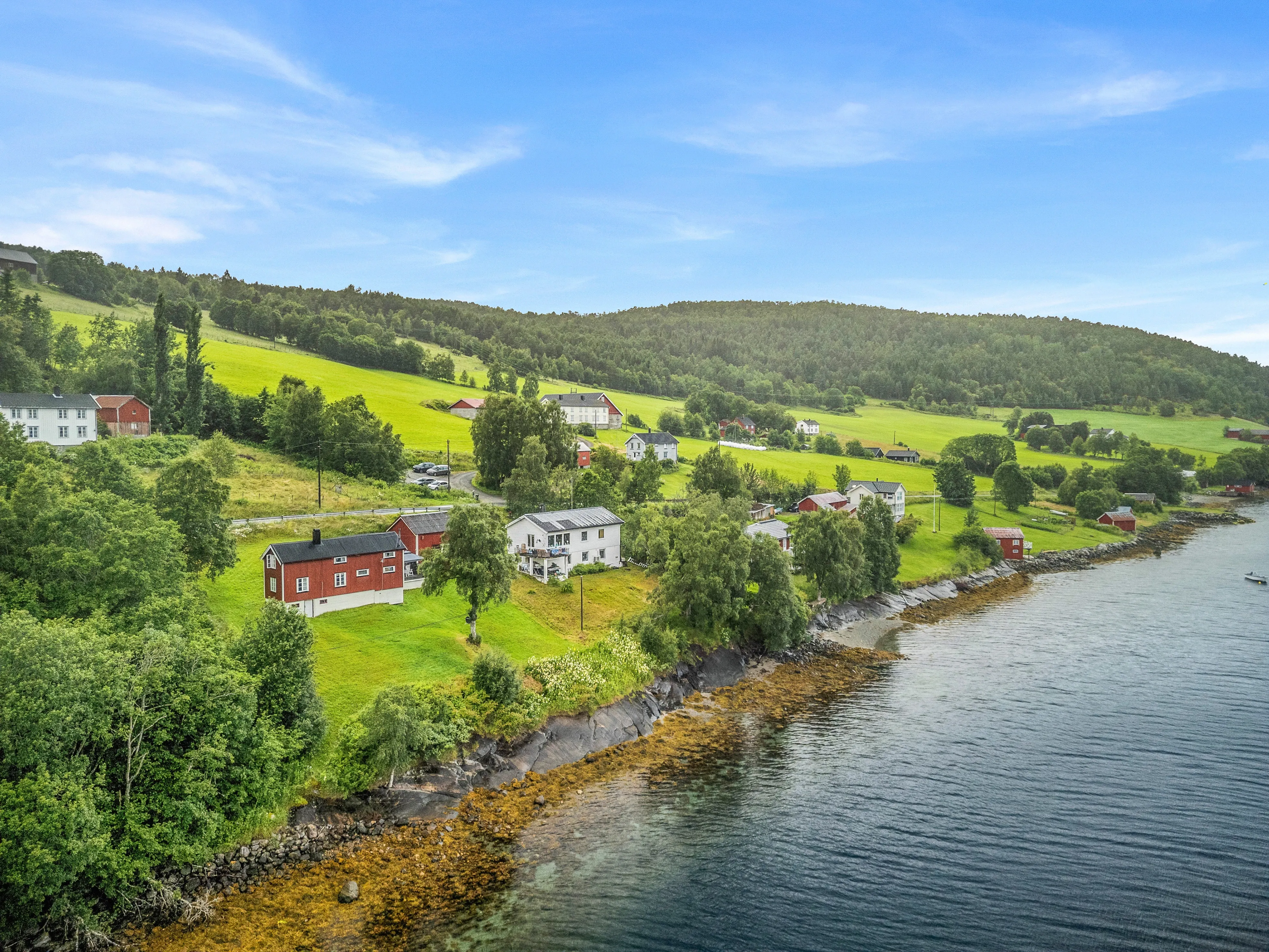 Landsted fra 1919 med utsikt over fjorden og eget båthus i Norge - Vis bilde 25 av 30