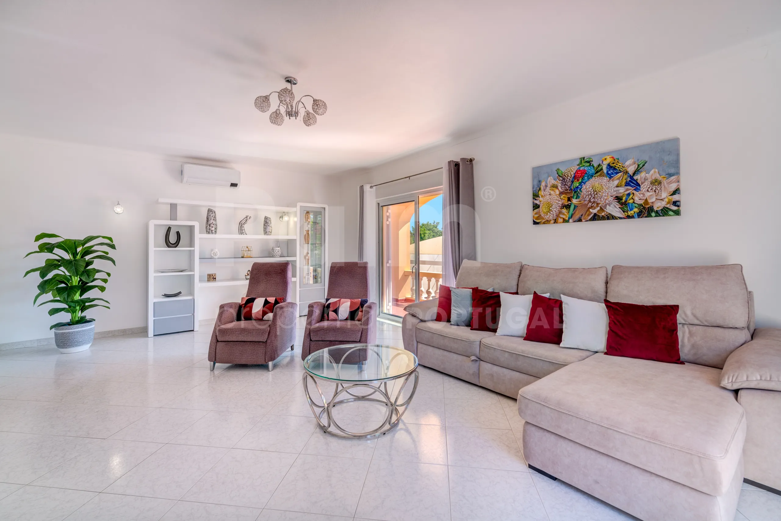 Contemporary 4-Bedroom Villa with Pool and Garden in Algarve's Lagoa - View image 7 of 61
