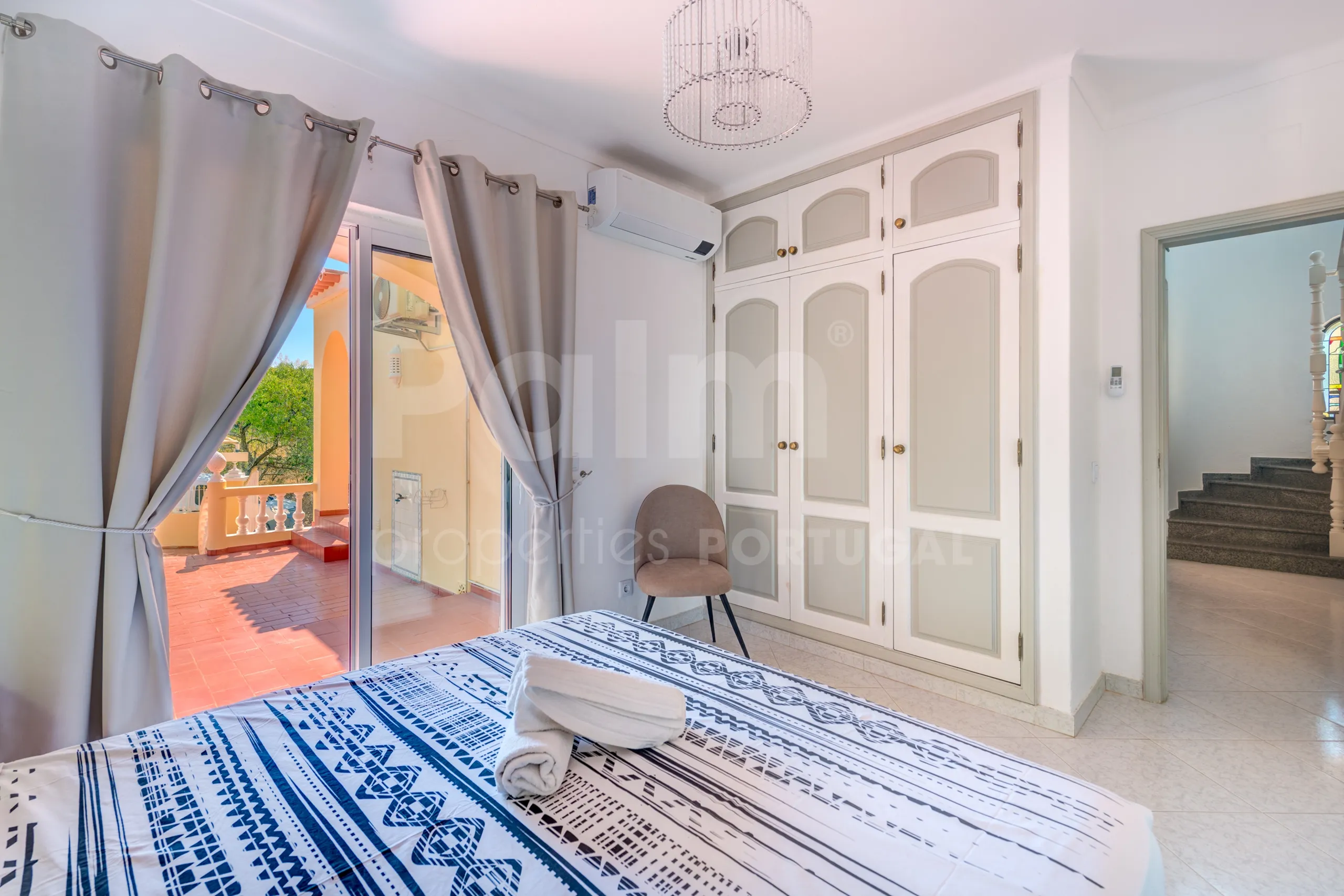 Contemporary 4-Bedroom Villa with Pool and Garden in Algarve's Lagoa - View image 10 of 61