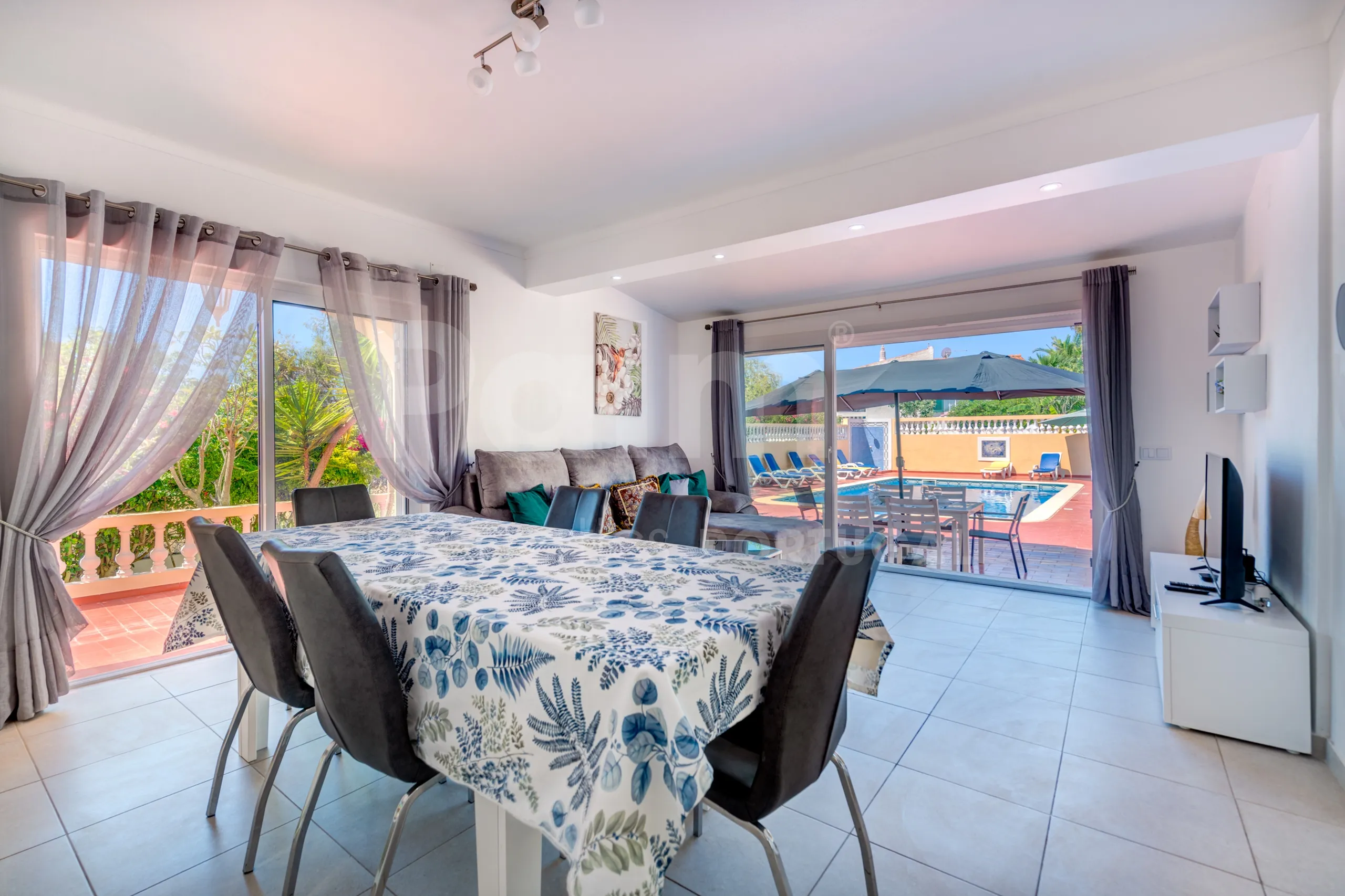 Contemporary 4-Bedroom Villa with Pool and Garden in Algarve's Lagoa - View image 35 of 61